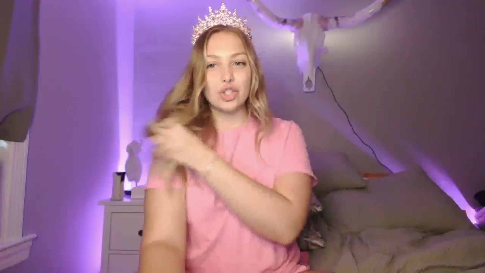 Gallery image thumbnail from Lovelyleah's myfreecams stream on, 06/17/2025, 15:03 image 2 of 20