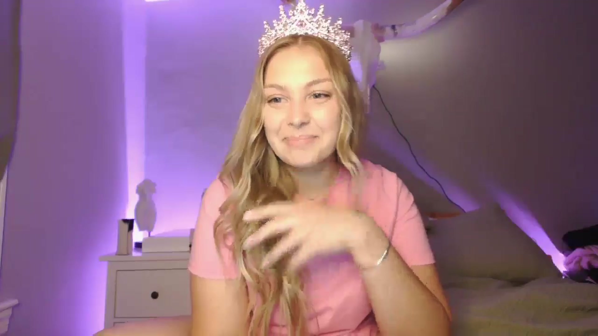 Gallery image thumbnail from Lovelyleah's myfreecams stream on, 06/17/2025, 15:03 image 12 of 20