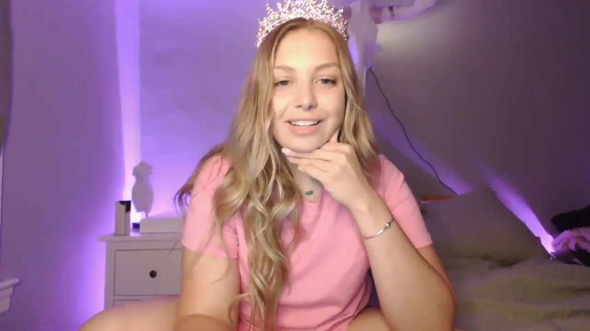 Gallery image thumbnail from Lovelyleah's myfreecams stream on, 06/17/2025, 15:03 image 15 of 20