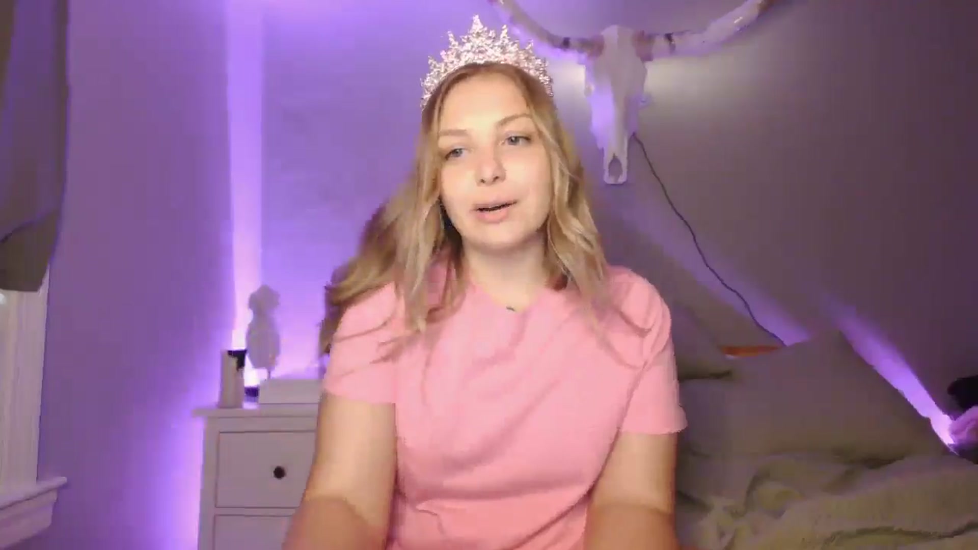 Gallery image thumbnail from Lovelyleah's myfreecams stream on, 06/17/2025, 15:03 image 6 of 20