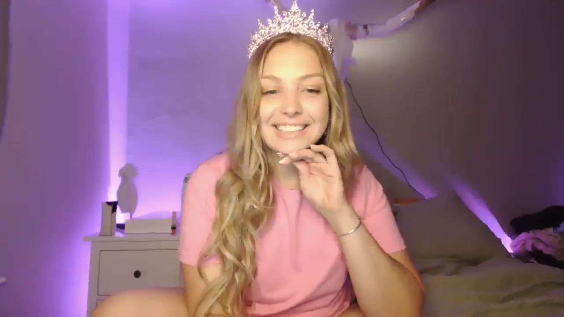 Gallery image thumbnail from Lovelyleah's myfreecams stream on, 06/17/2025, 15:03 image 9 of 20