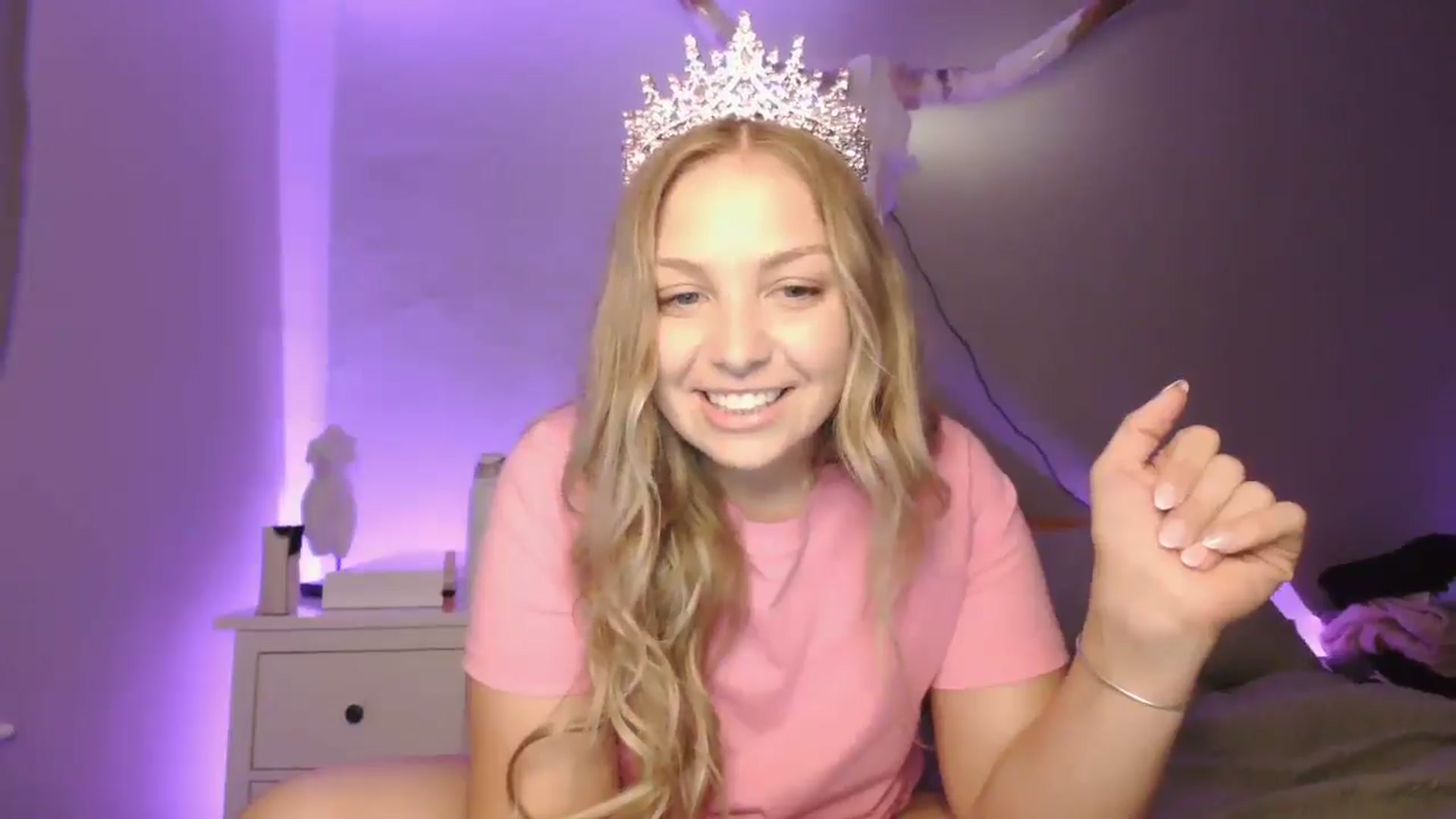 Gallery image thumbnail from Lovelyleah's myfreecams stream on, 06/17/2025, 15:03 image 10 of 20