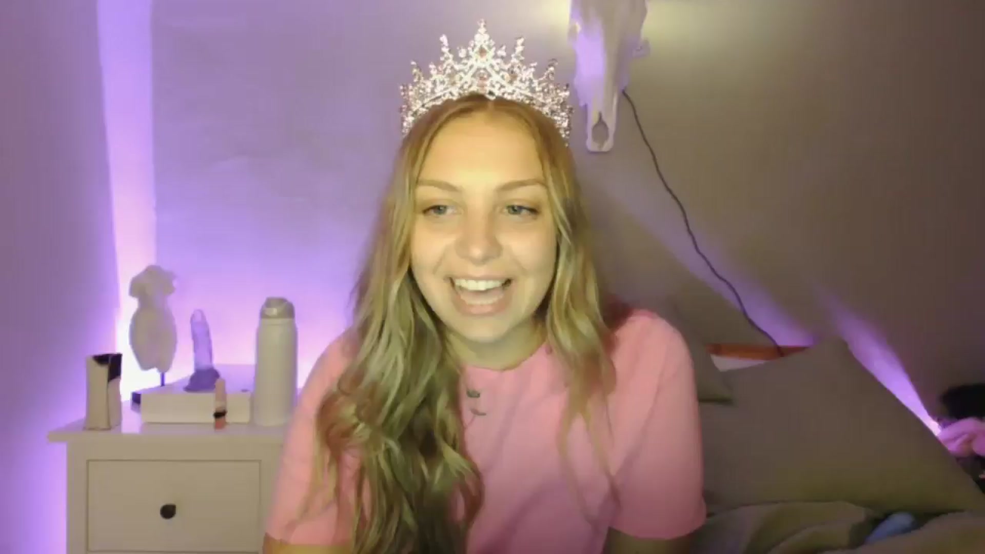 Gallery image thumbnail from Lovelyleah's myfreecams stream on, 06/17/2025, 16:37 image 1 of 20