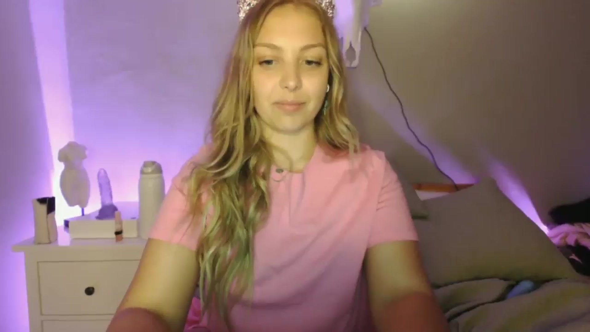 Gallery image thumbnail from Lovelyleah's myfreecams stream on, 06/17/2025, 16:37 image 3 of 20