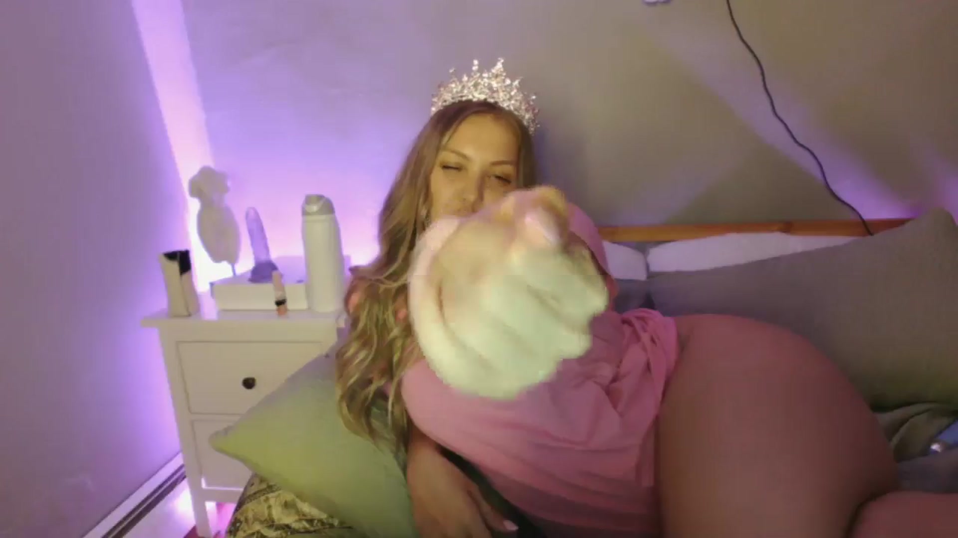 Gallery image thumbnail from Lovelyleah's myfreecams stream on, 06/17/2025, 16:37 image 7 of 20
