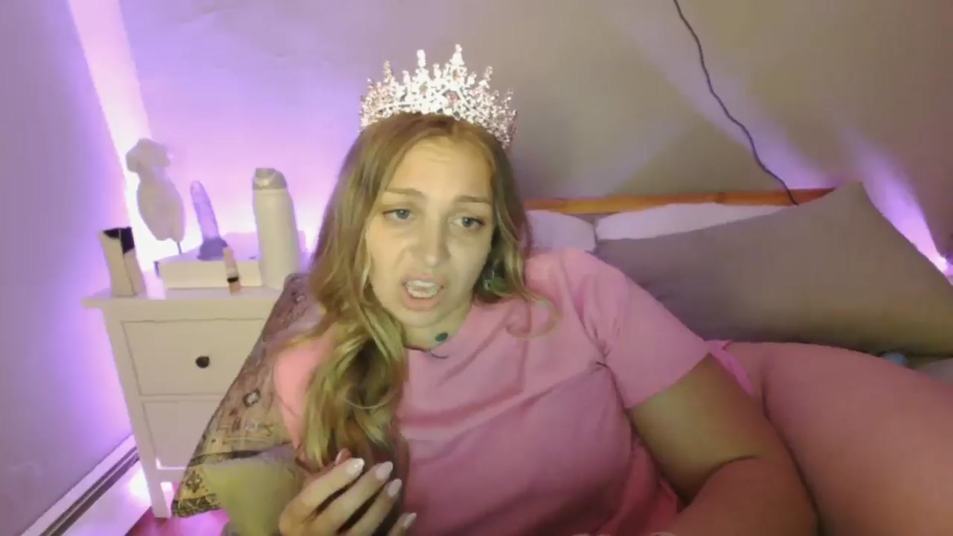 Gallery image thumbnail from Lovelyleah's myfreecams stream on, 06/17/2025, 16:37 image 17 of 20