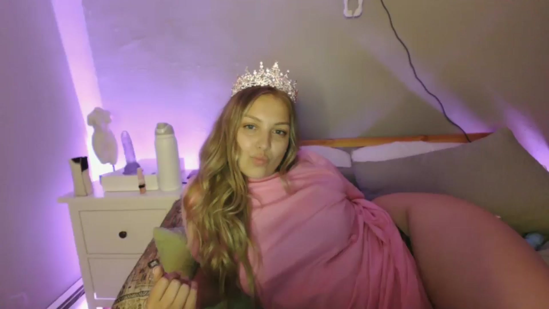Gallery image thumbnail from Lovelyleah's myfreecams stream on, 06/17/2025, 16:37 image 10 of 20
