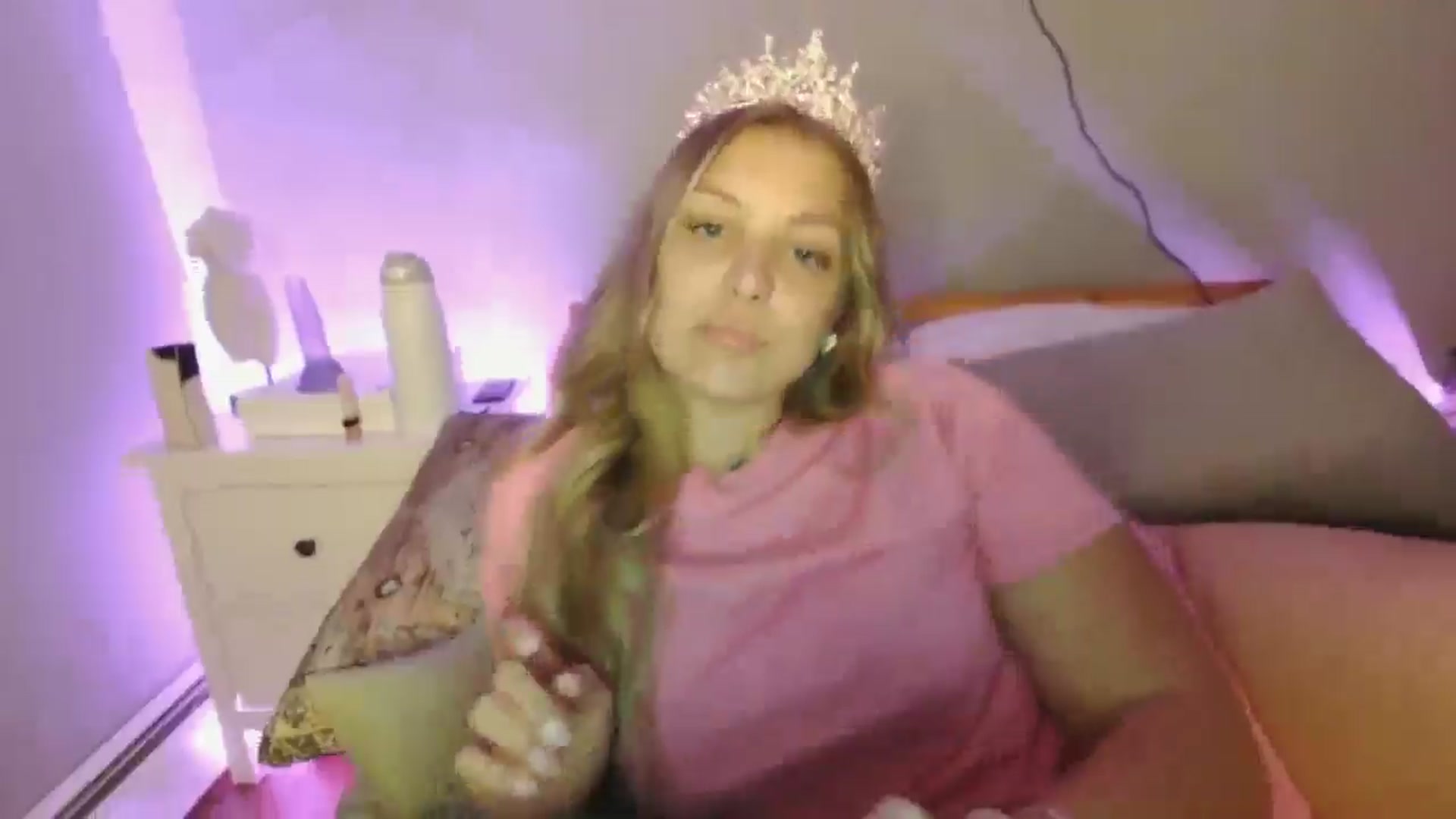 Gallery image thumbnail from Lovelyleah's myfreecams stream on, 06/17/2025, 16:37 image 18 of 20