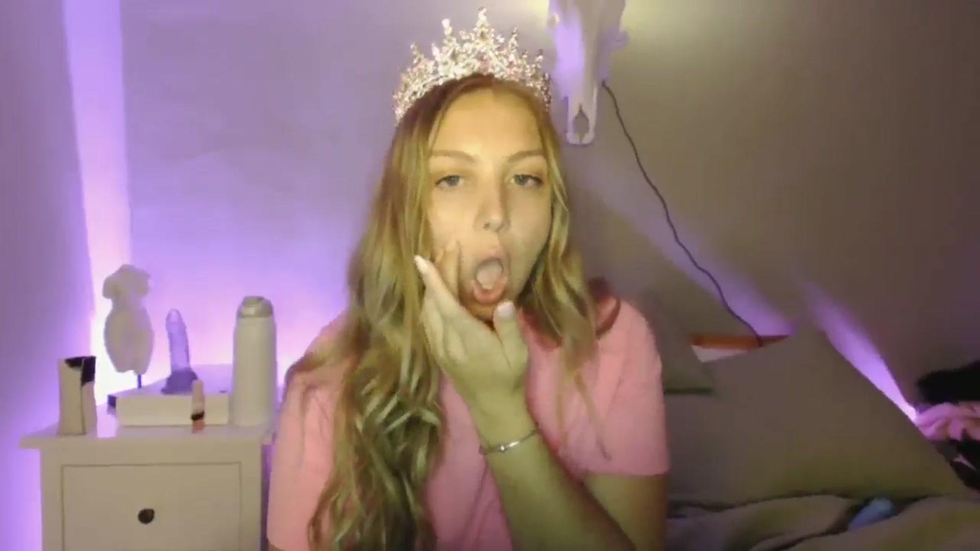 Gallery image thumbnail from Lovelyleah's myfreecams stream on, 06/17/2025, 16:37 image 2 of 20