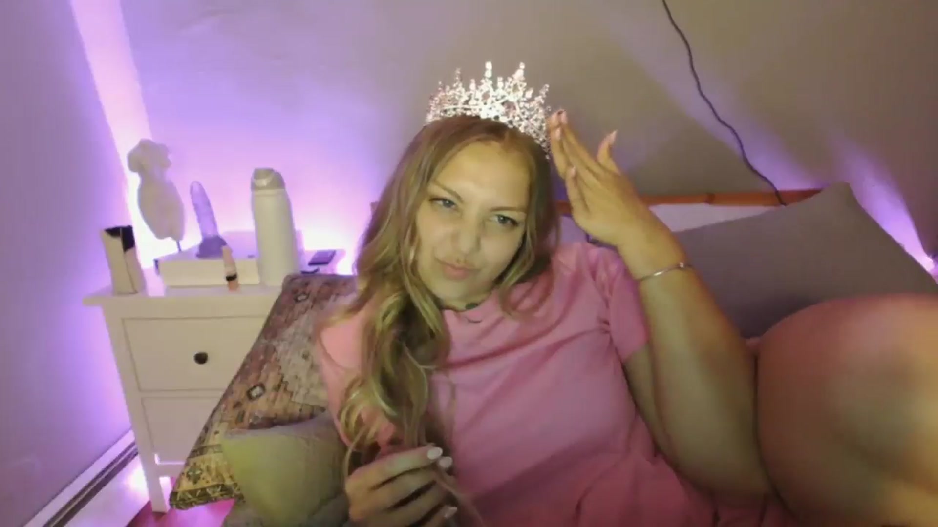 Gallery image thumbnail from Lovelyleah's myfreecams stream on, 06/17/2025, 16:37 image 16 of 20