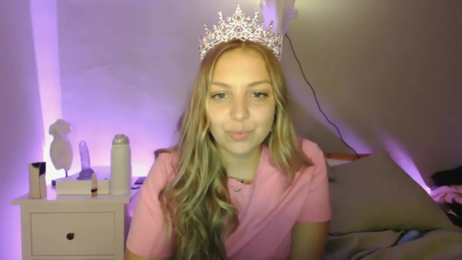 Gallery image thumbnail from Lovelyleah's myfreecams stream on, 06/17/2025, 16:37 image 5 of 20