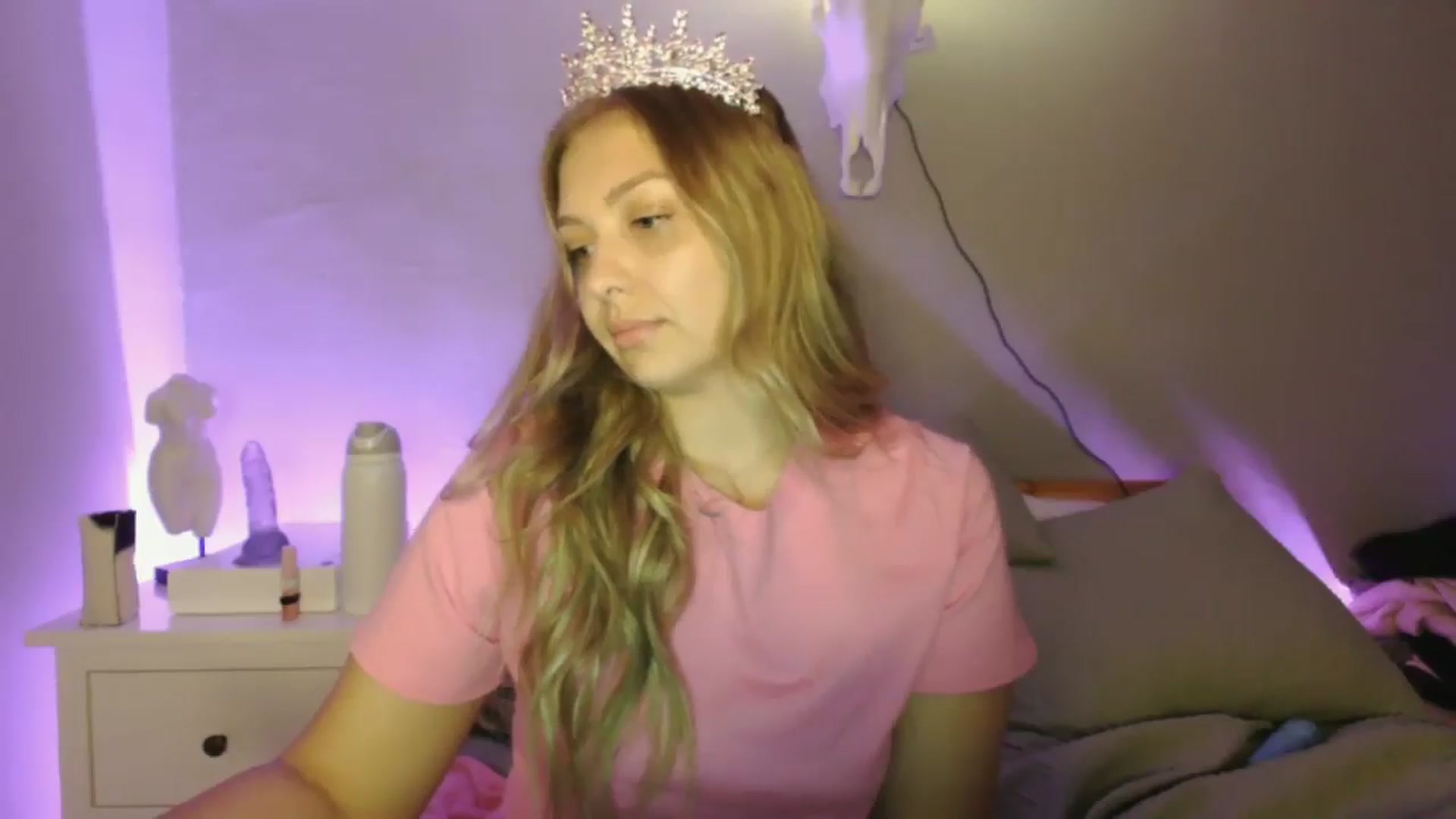 Gallery image thumbnail from Lovelyleah's myfreecams stream on, 06/17/2025, 16:37 image 4 of 20