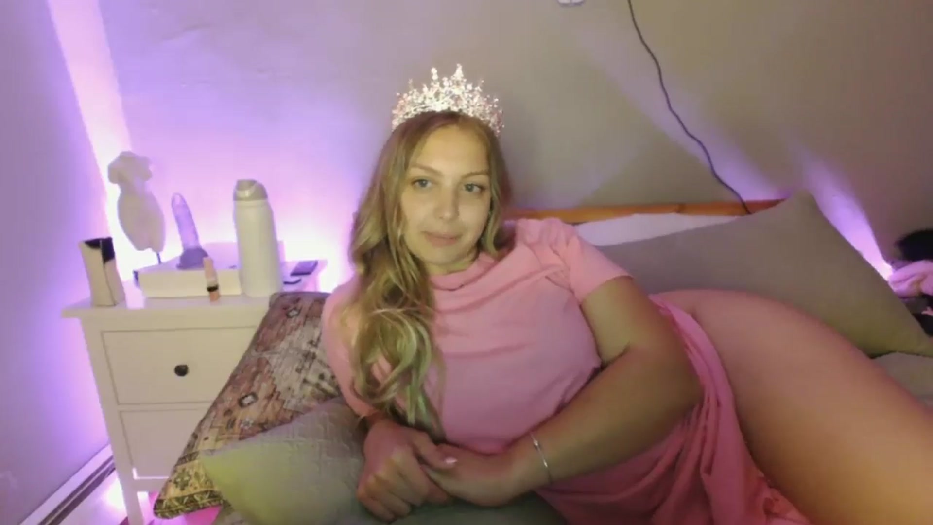 Gallery image thumbnail from Lovelyleah's myfreecams stream on, 06/17/2025, 16:37 image 11 of 20