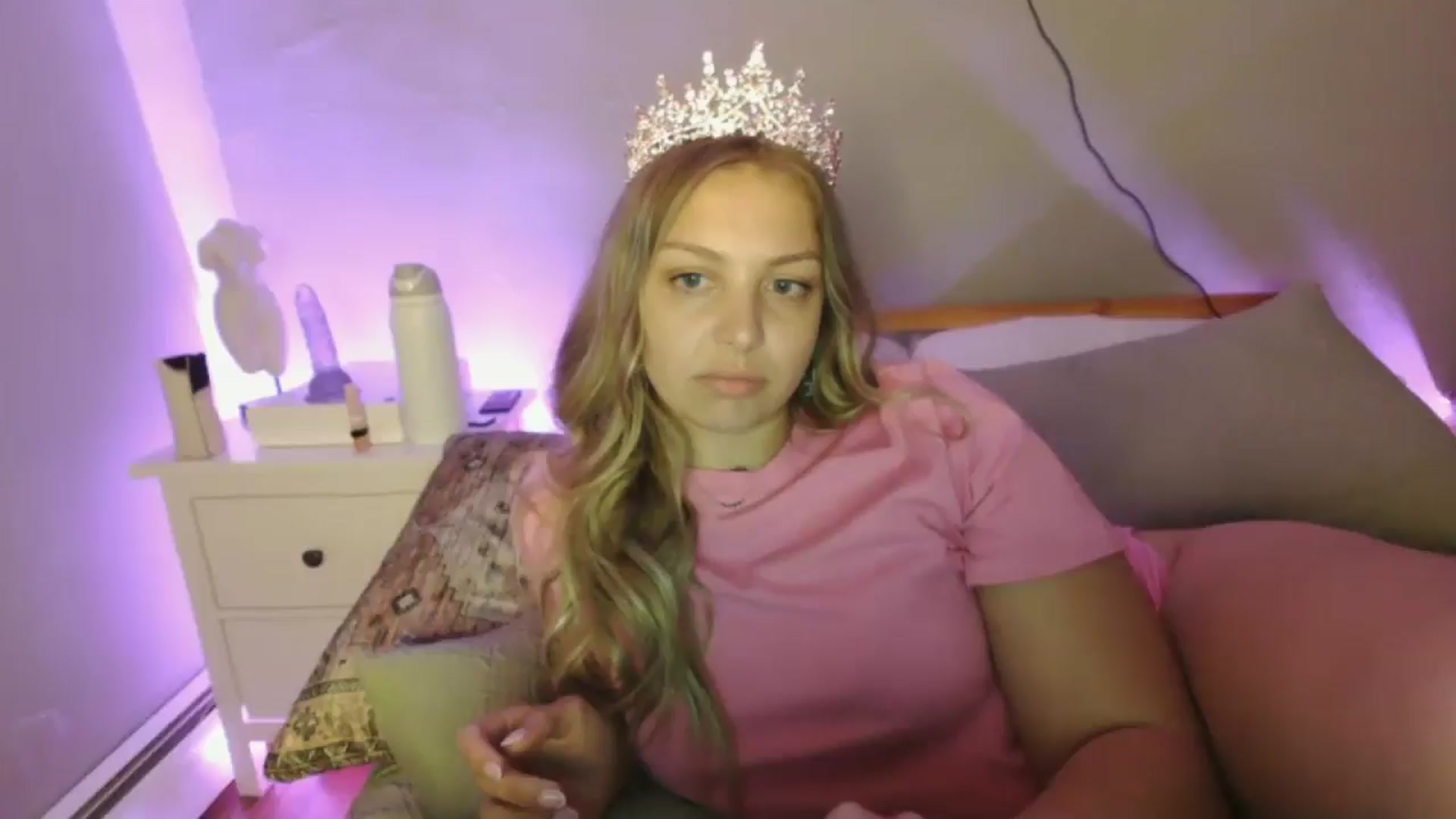 Gallery image thumbnail from Lovelyleah's myfreecams stream on, 06/17/2025, 16:37 image 14 of 20