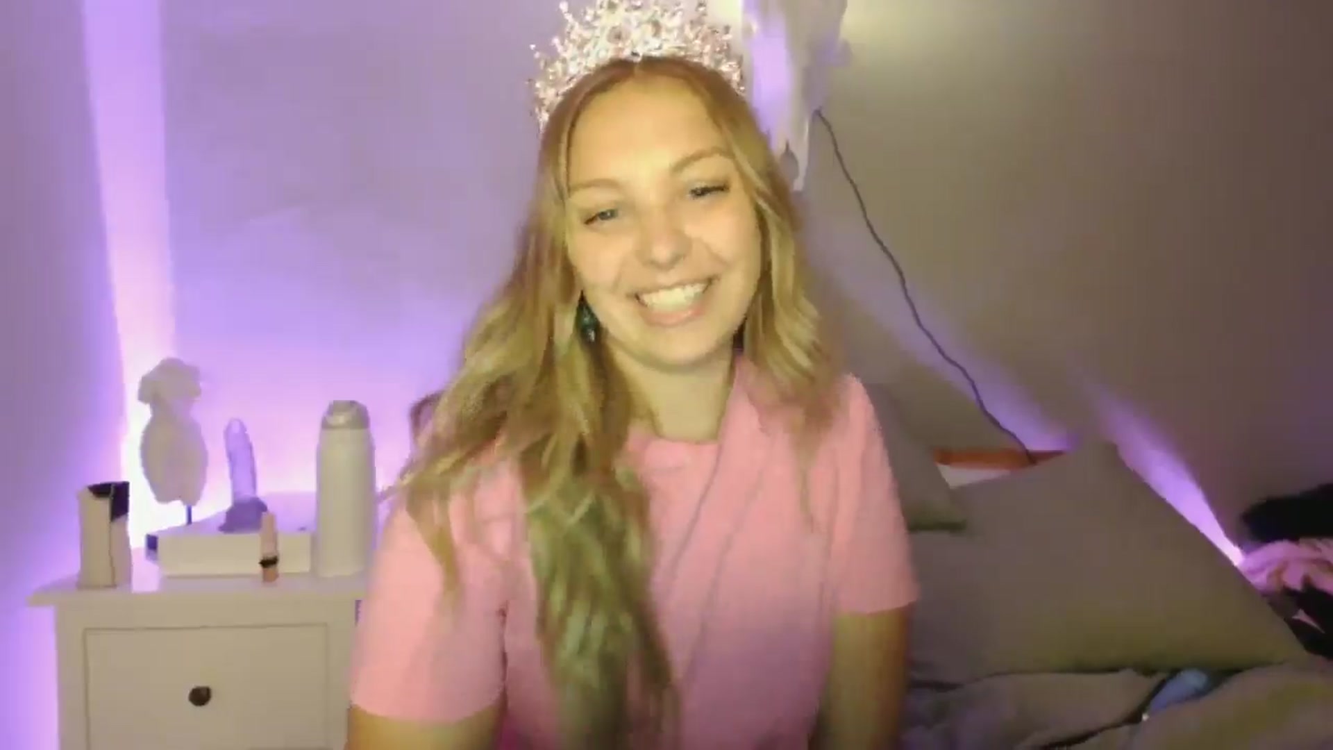Gallery image thumbnail from Lovelyleah's myfreecams stream on, 06/17/2025, 16:37 image 6 of 20