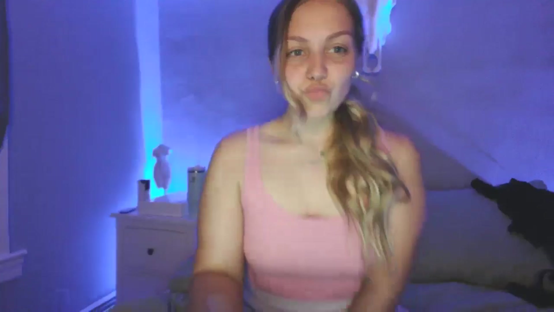 Gallery image thumbnail from Lovelyleah's myfreecams stream on, 06/25/2025, 05:13 image 4 of 20