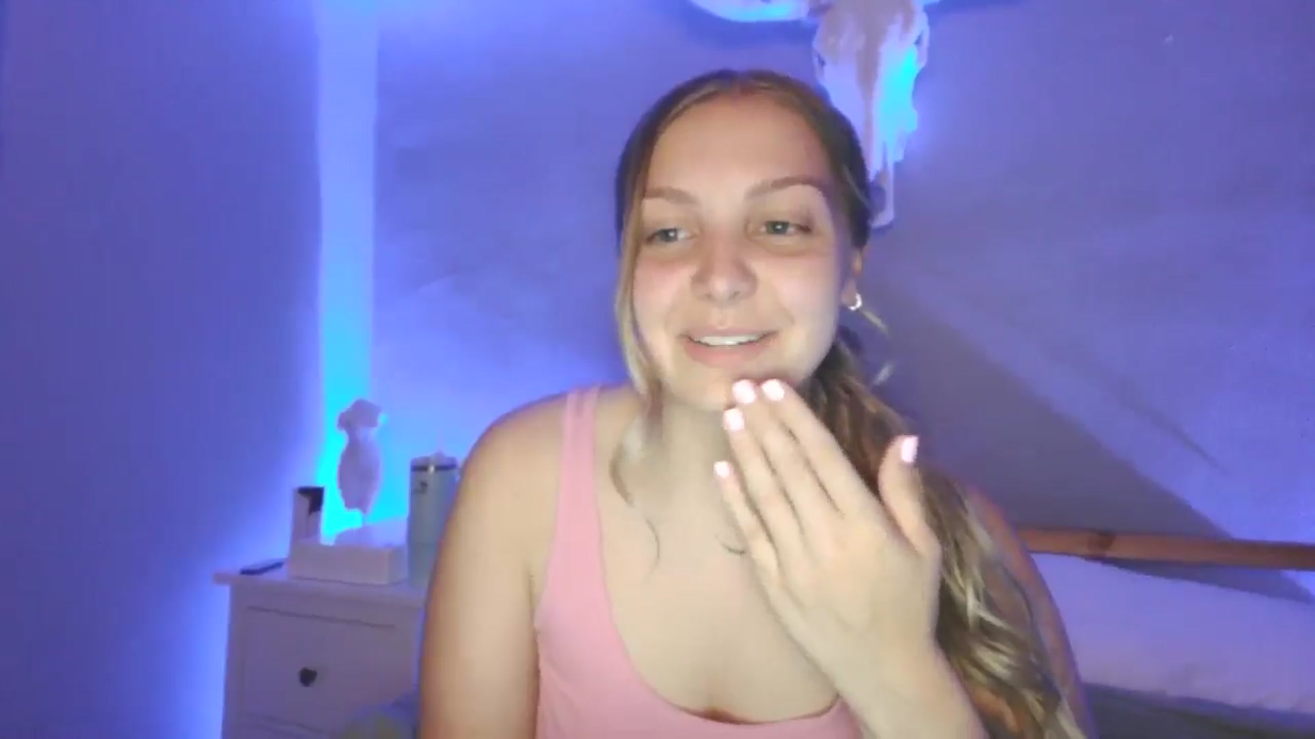 Gallery image thumbnail from Lovelyleah's myfreecams stream on, 06/25/2025, 05:13 image 13 of 20