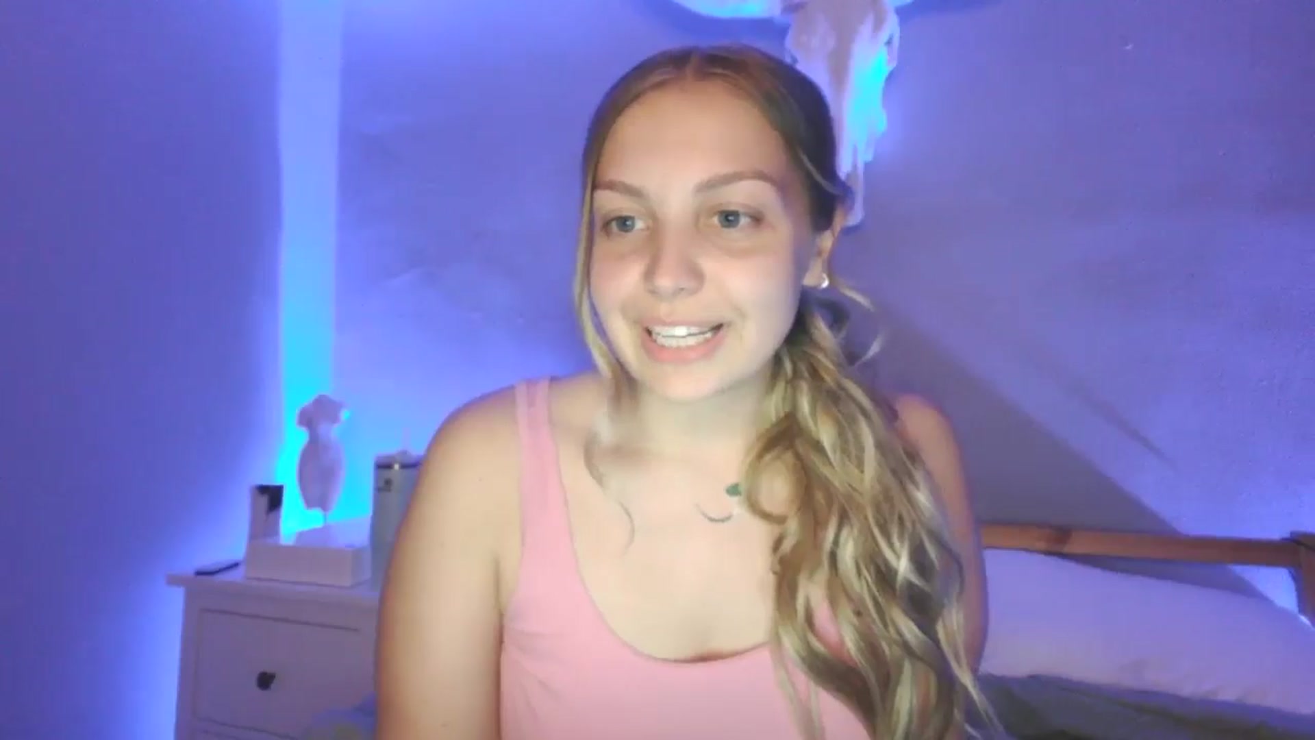 Gallery image thumbnail from Lovelyleah's myfreecams stream on, 06/25/2025, 05:13 image 16 of 20