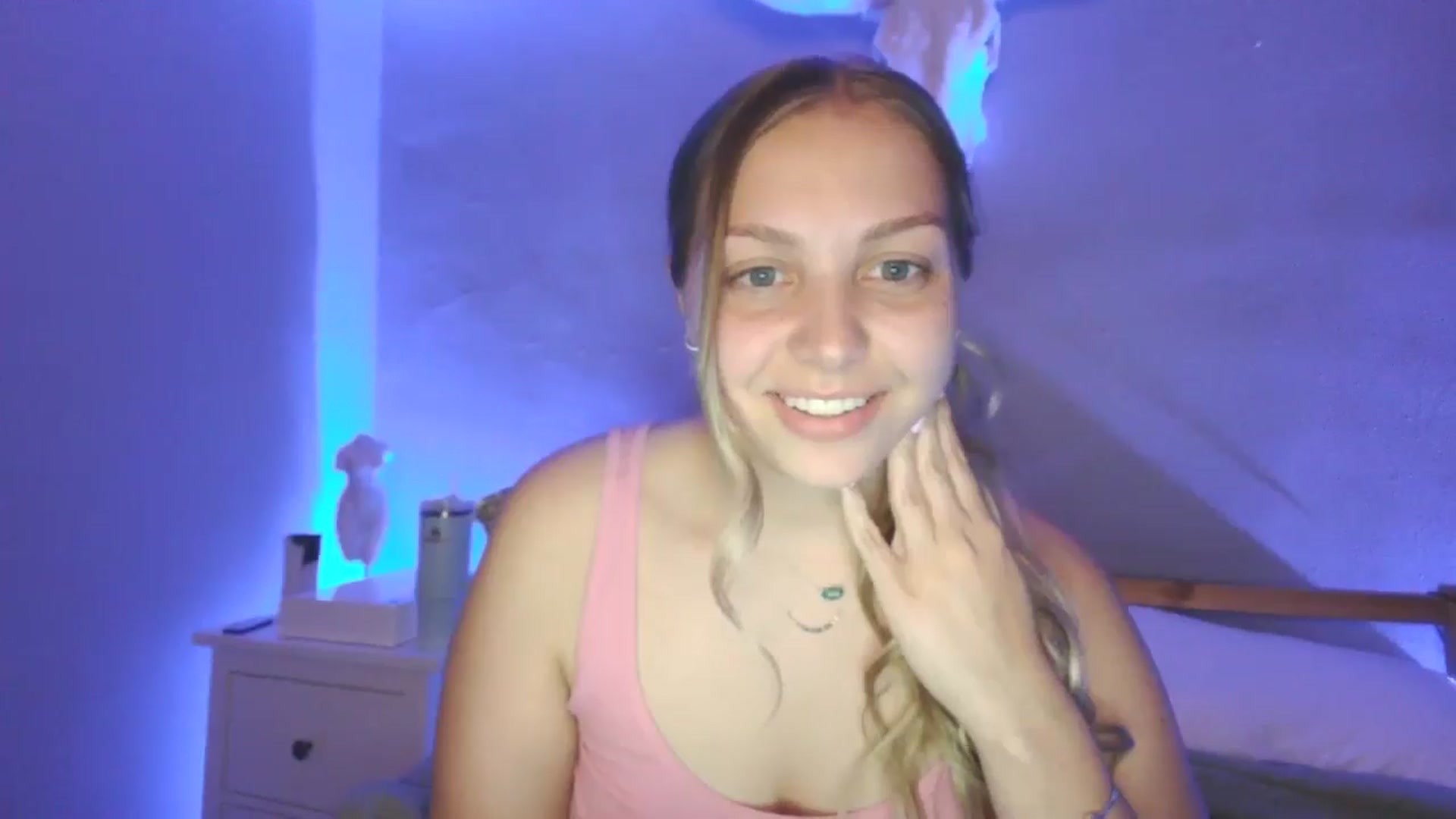 Gallery image thumbnail from Lovelyleah's myfreecams stream on, 06/25/2025, 05:13 image 15 of 20