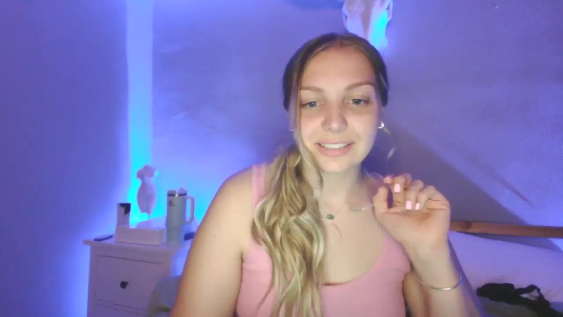 Gallery image thumbnail from Lovelyleah's myfreecams stream on, 06/25/2025, 05:56 image 11 of 20