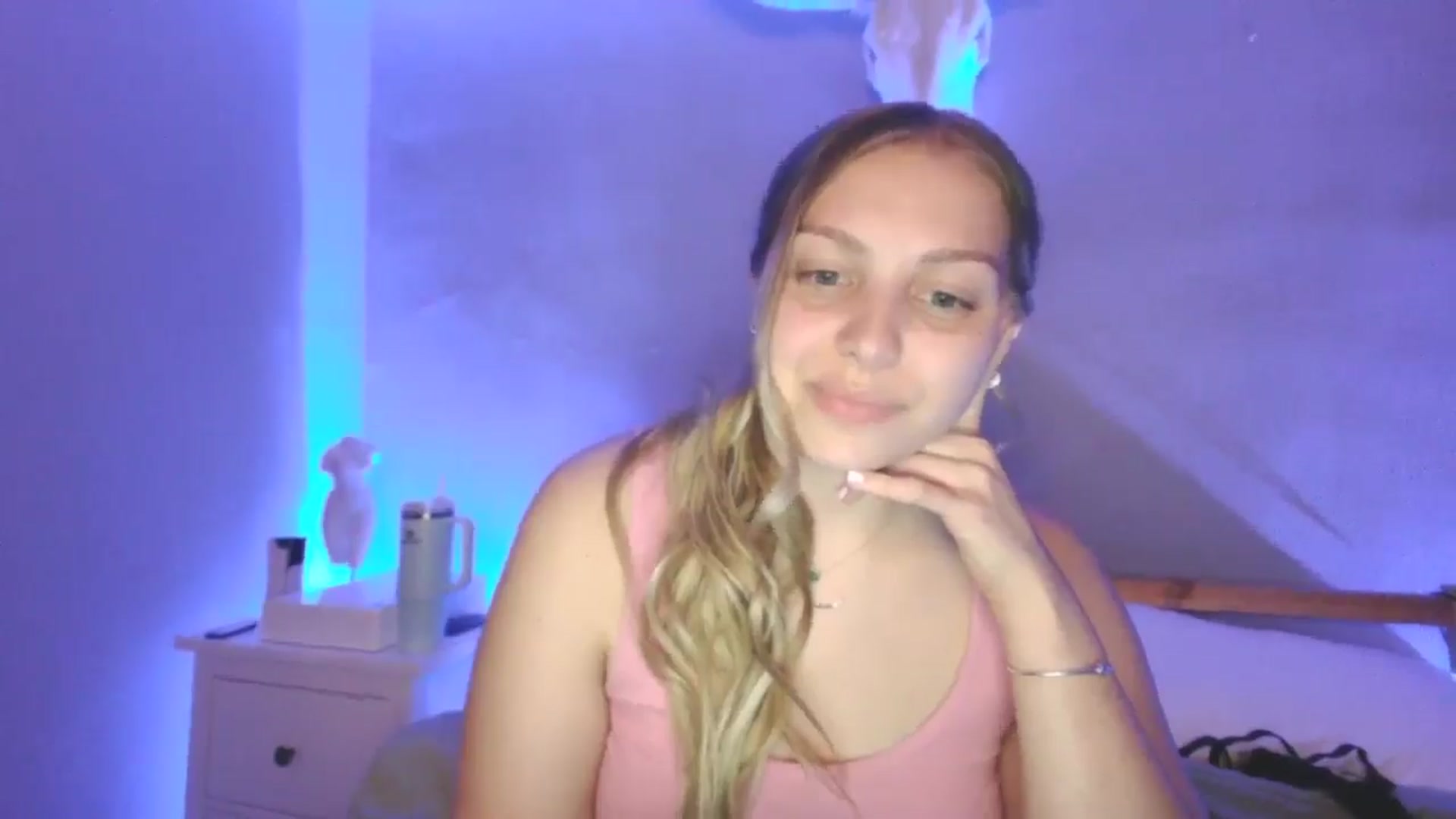 Gallery image thumbnail from Lovelyleah's myfreecams stream on, 06/25/2025, 05:56 image 16 of 20