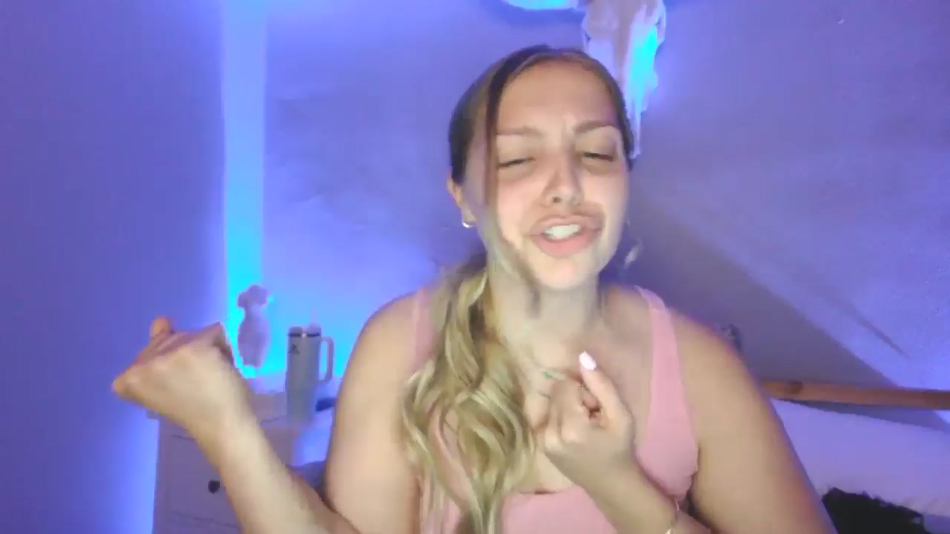Gallery image thumbnail from Lovelyleah's myfreecams stream on, 06/25/2025, 05:56 image 9 of 20