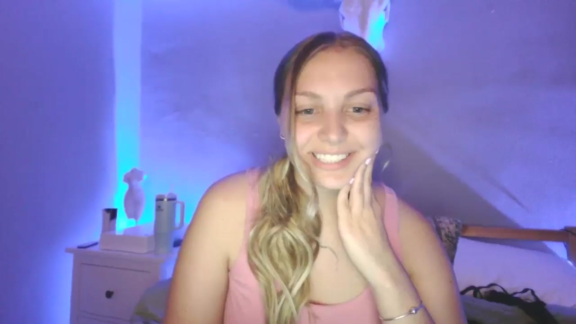 Gallery image thumbnail from Lovelyleah's myfreecams stream on, 06/25/2025, 05:56 image 17 of 20