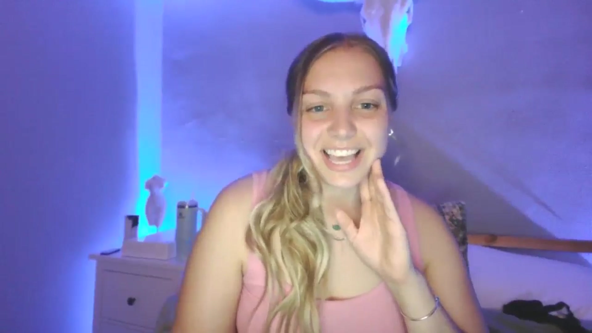 Gallery image thumbnail from Lovelyleah's myfreecams stream on, 06/25/2025, 05:56 image 10 of 20