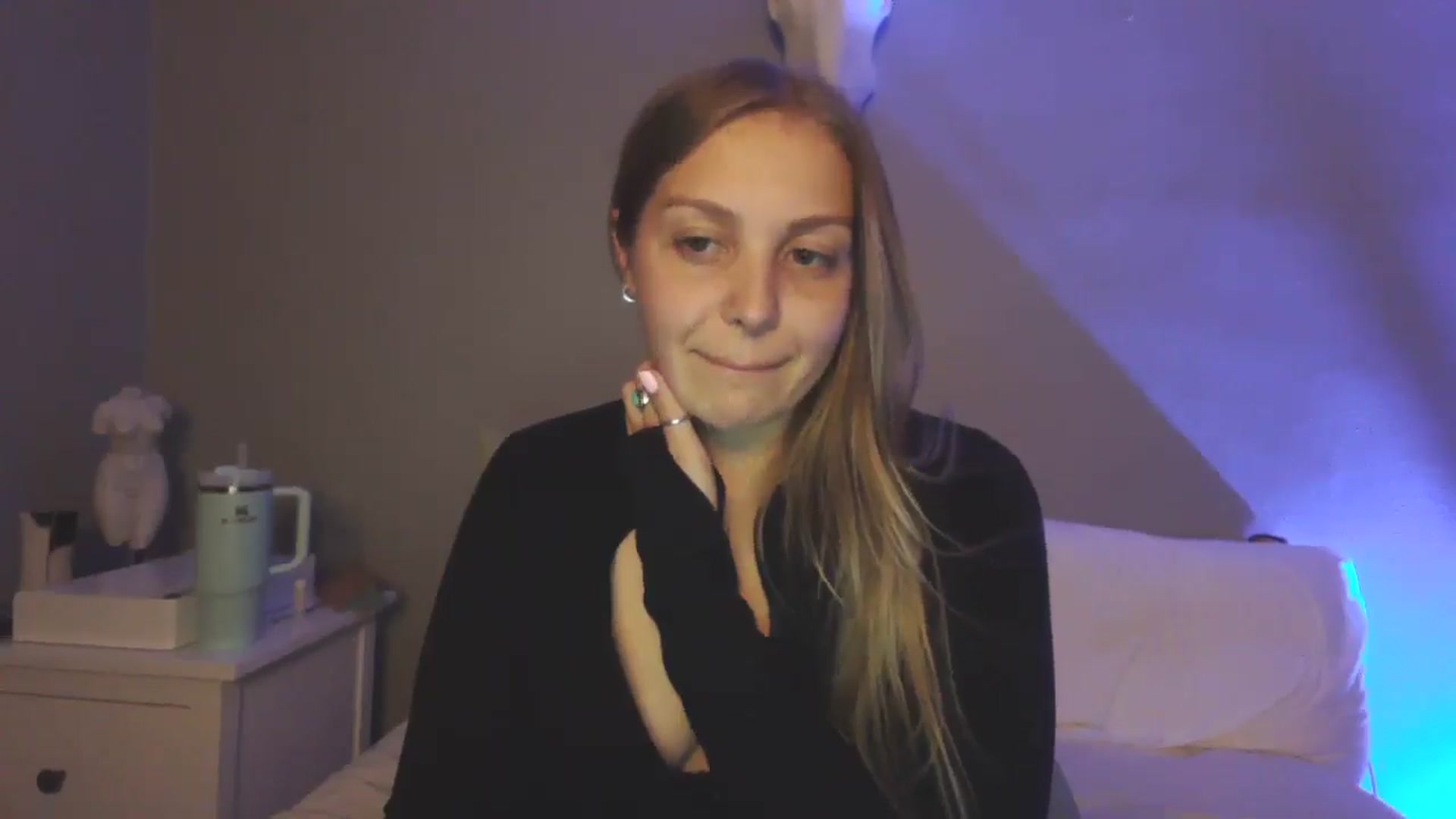 Gallery image thumbnail from Lovelyleah's myfreecams stream on, 06/28/2025, 06:39 image 7 of 20
