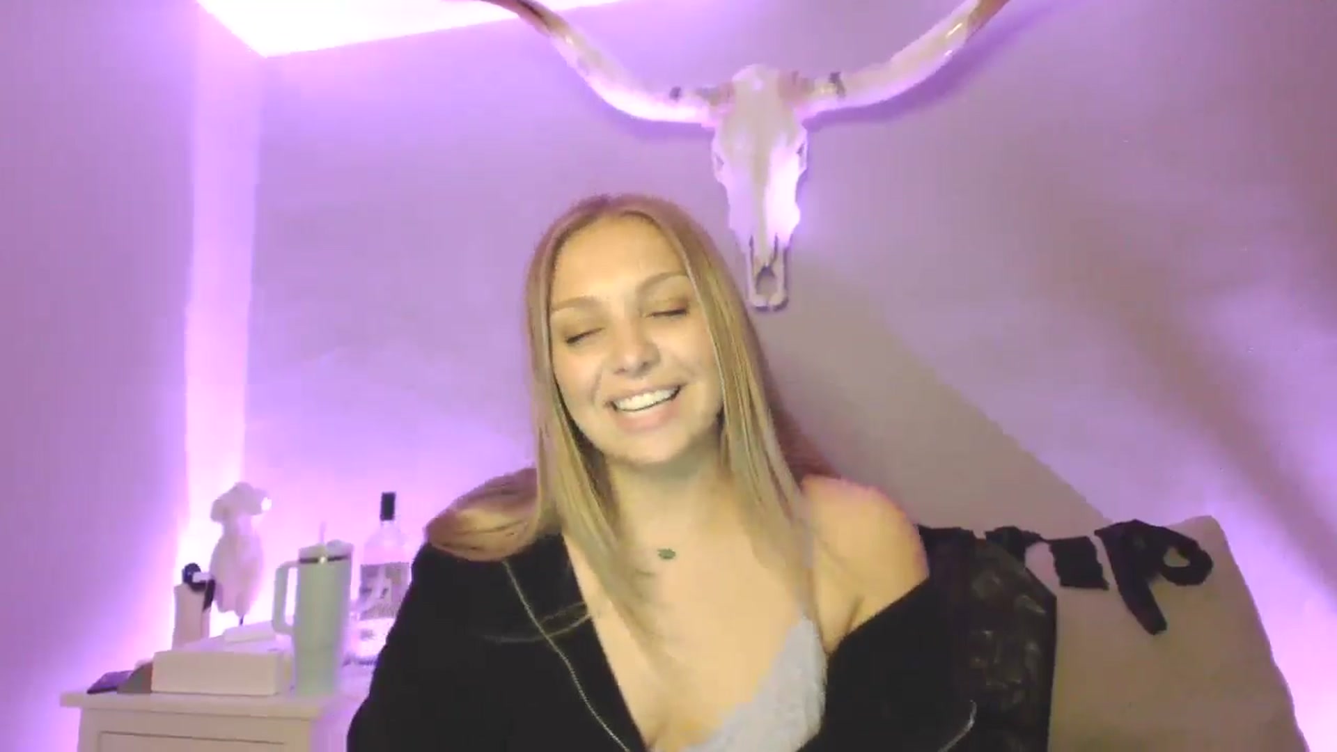 Gallery image thumbnail from Lovelyleah's myfreecams stream on, 06/29/2025, 04:14 image 2 of 20