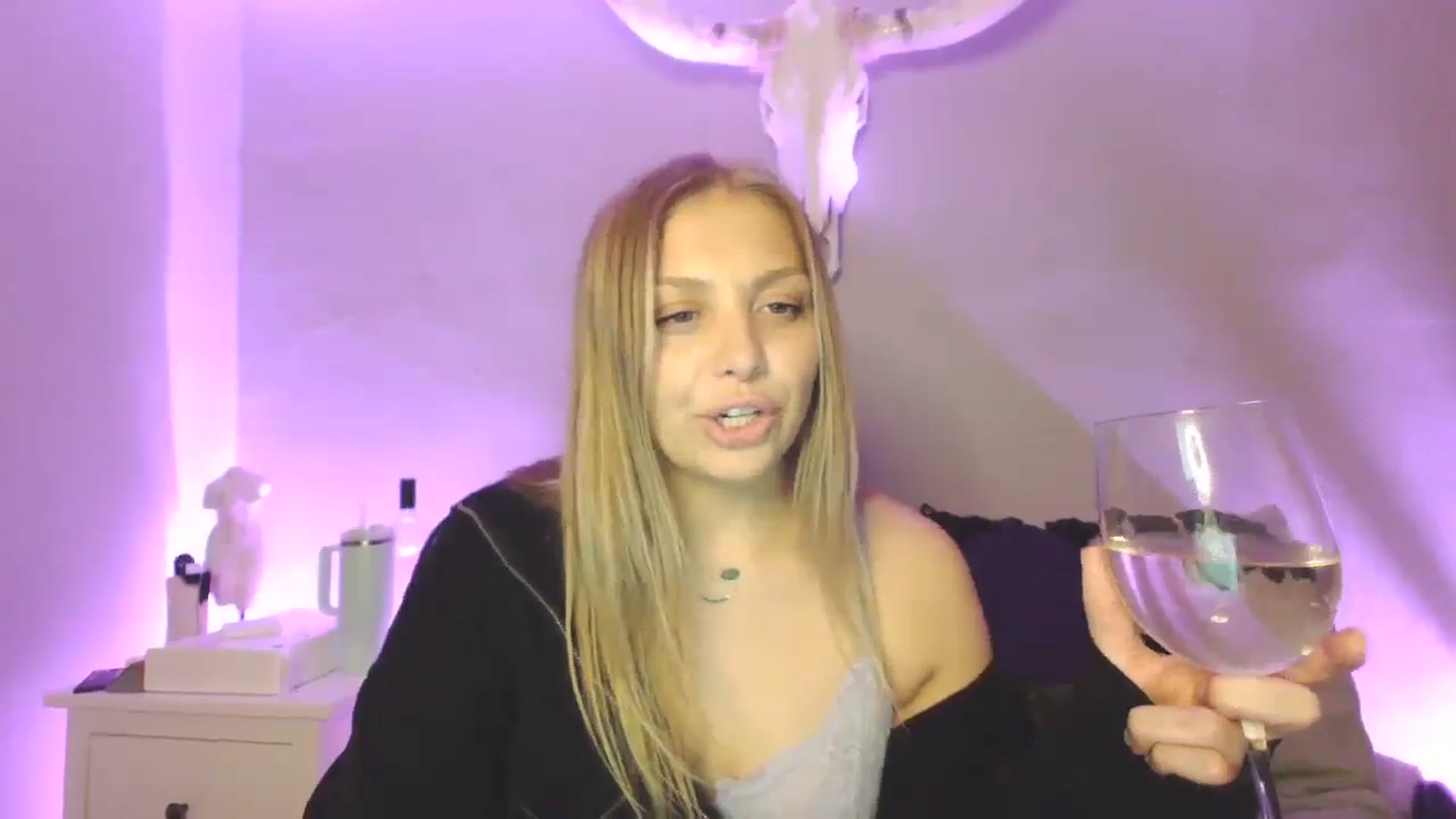 Gallery image thumbnail from Lovelyleah's myfreecams stream on, 06/29/2025, 04:14 image 4 of 20