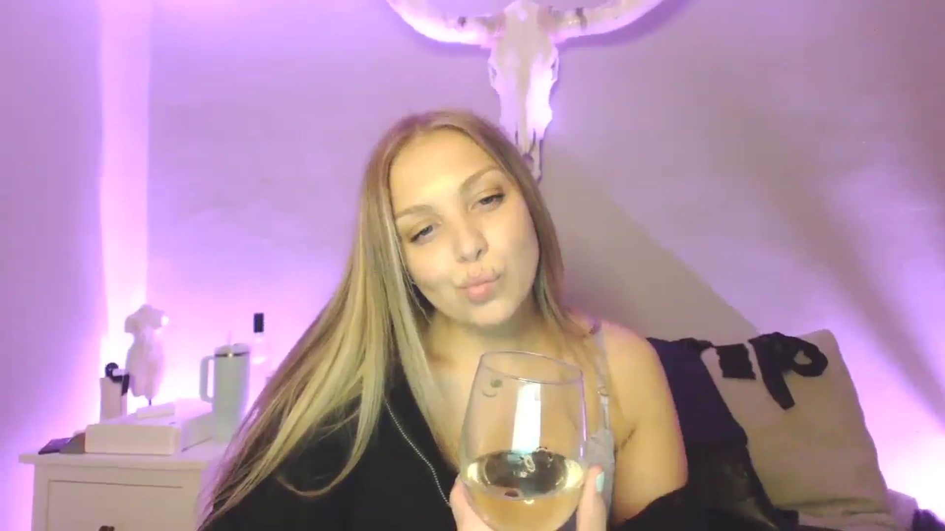 Gallery image thumbnail from Lovelyleah's myfreecams stream on, 06/29/2025, 04:14 image 7 of 20