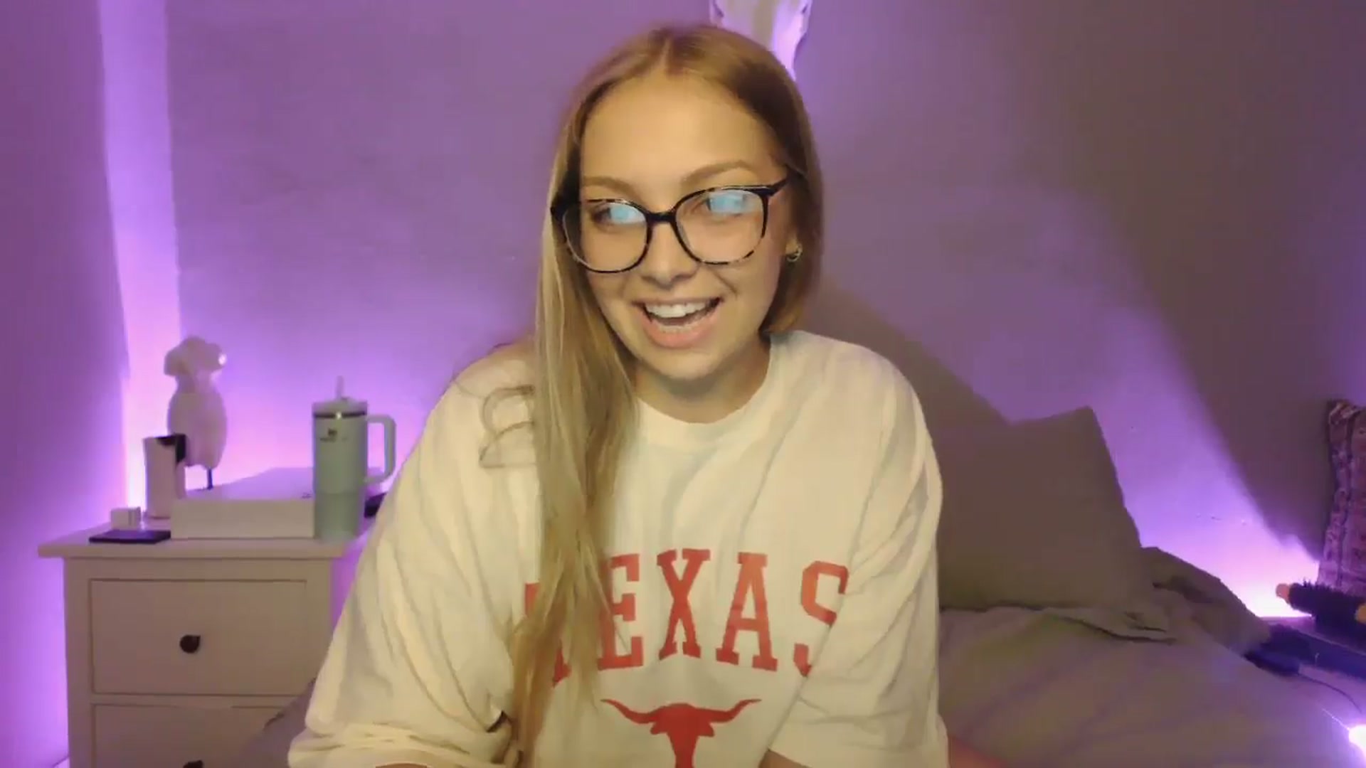 Gallery image thumbnail from Lovelyleah's myfreecams stream on, 07/03/2025, 15:21 image 8 of 20