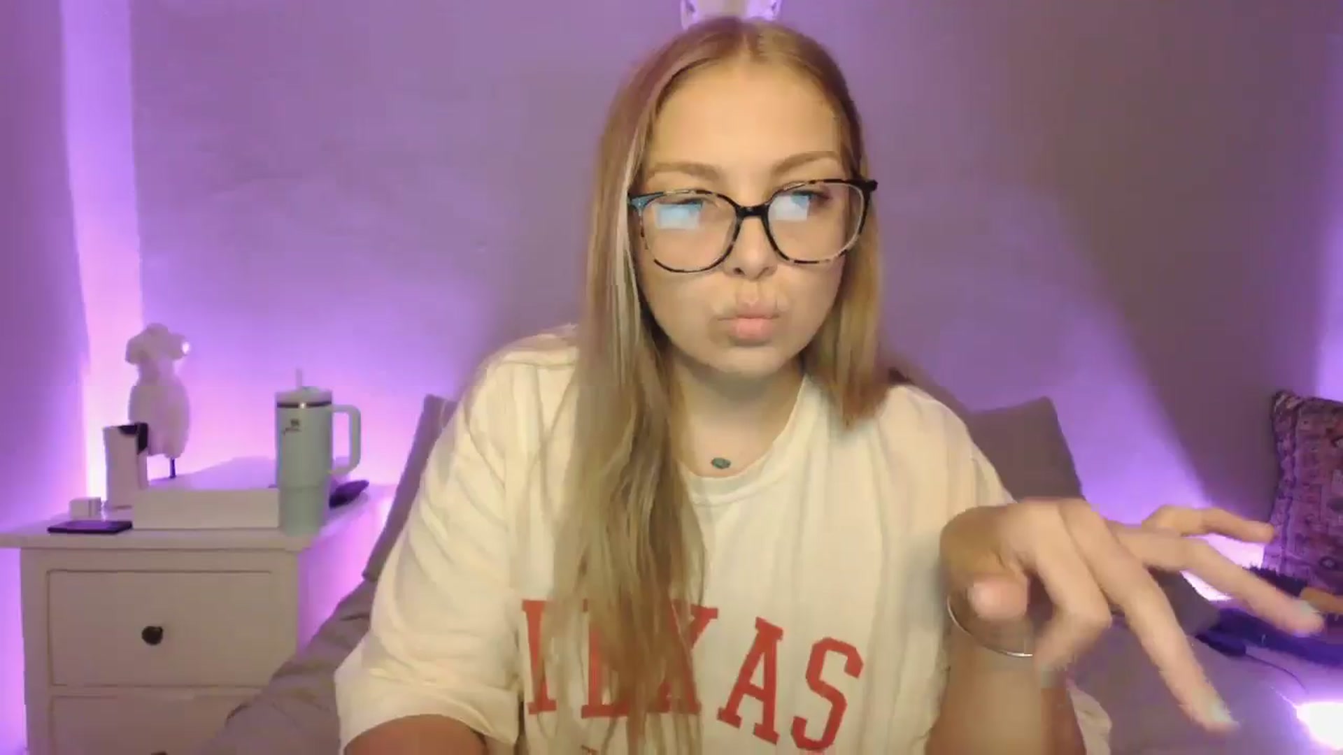 Gallery image thumbnail from Lovelyleah's myfreecams stream on, 07/03/2025, 15:21 image 17 of 20