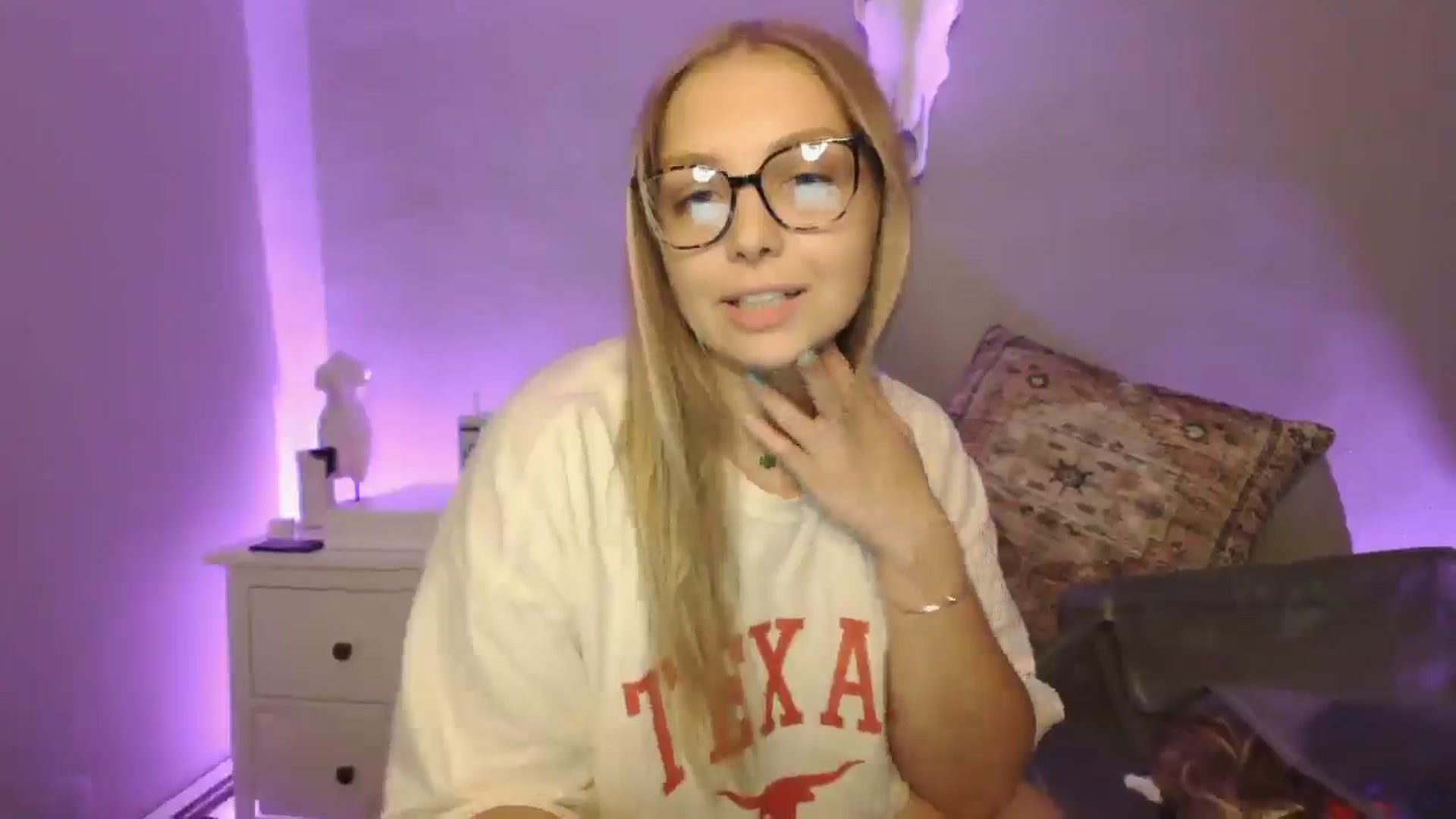 Gallery image thumbnail from Lovelyleah's myfreecams stream on, 07/03/2025, 16:23 image 5 of 20