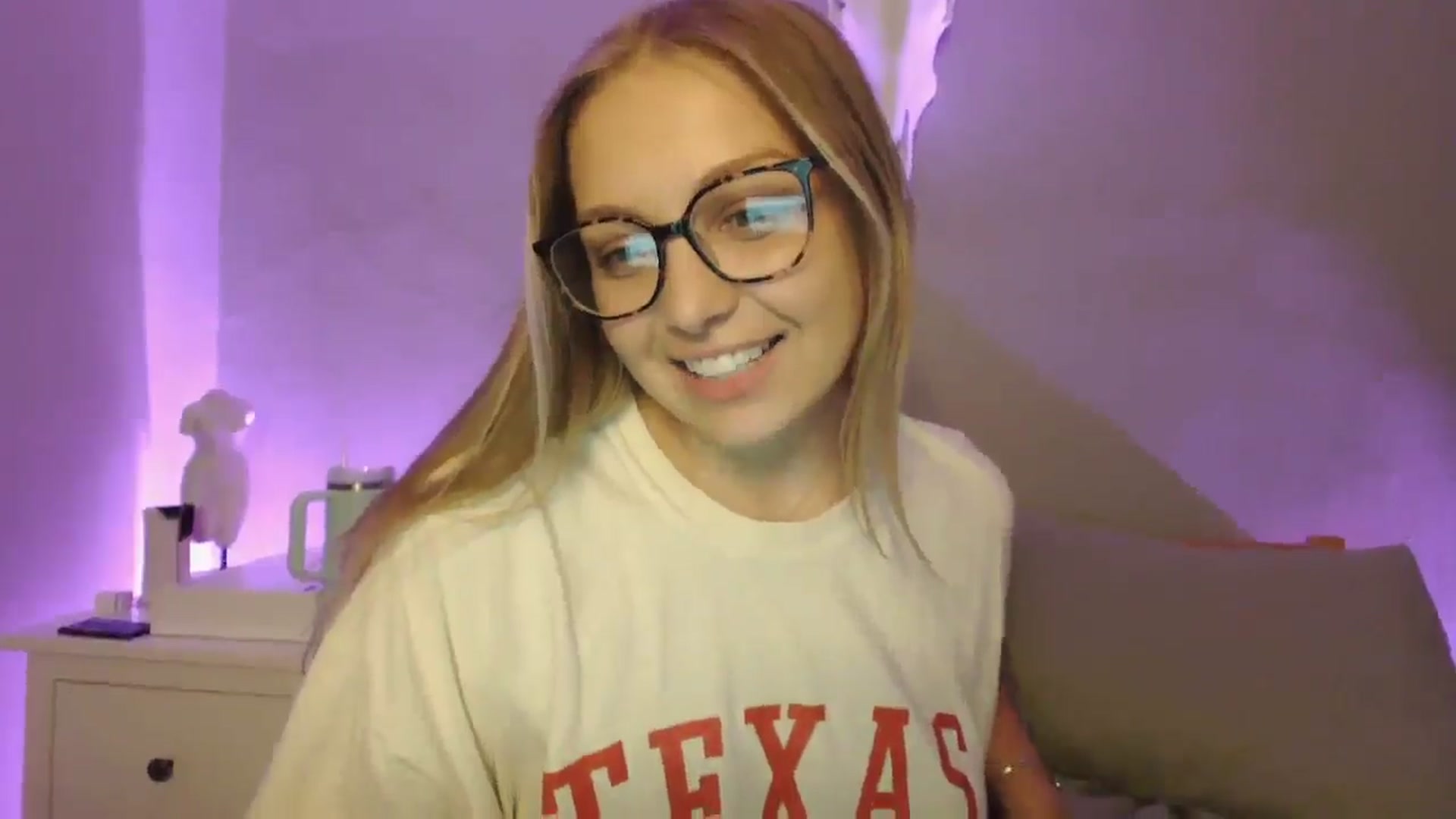 Gallery image thumbnail from Lovelyleah's myfreecams stream on, 07/03/2025, 18:42 image 14 of 20