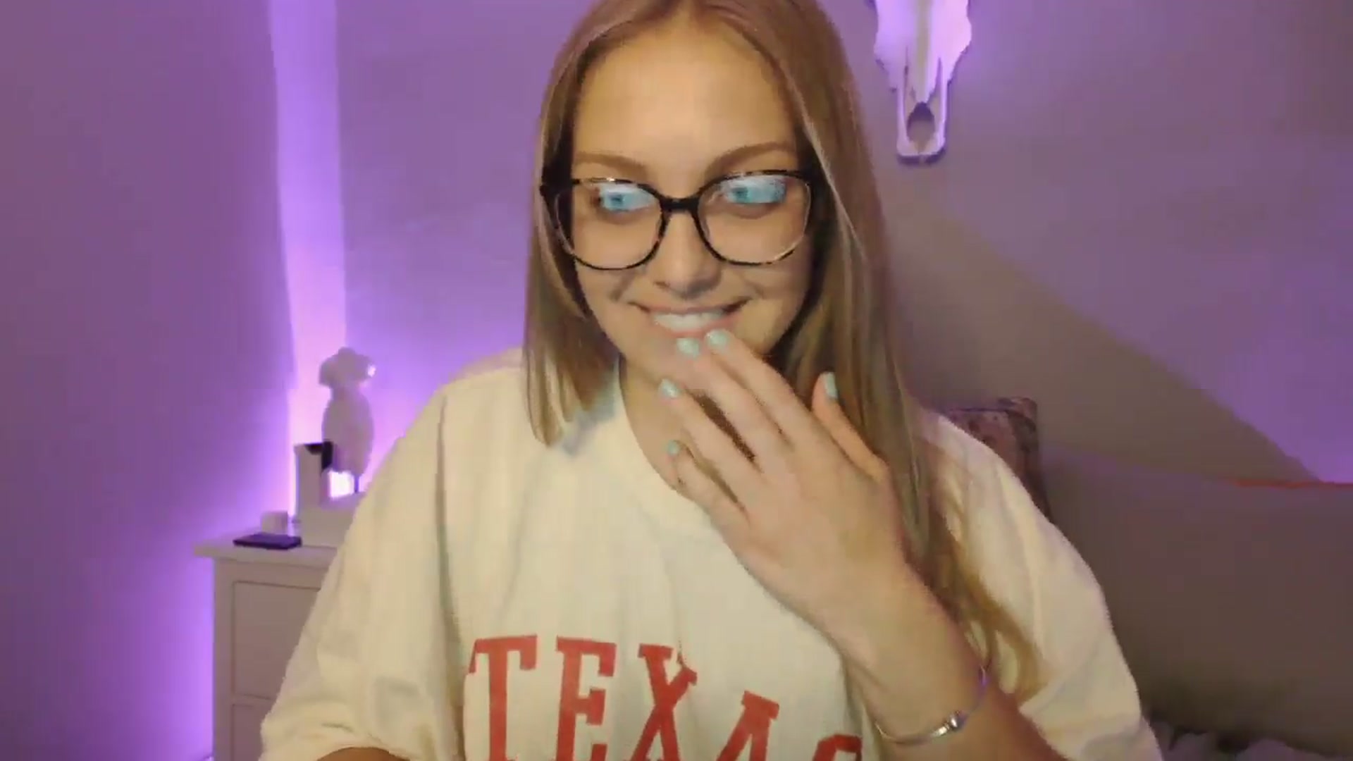 Gallery image thumbnail from Lovelyleah's myfreecams stream on, 07/03/2025, 18:42 image 15 of 20