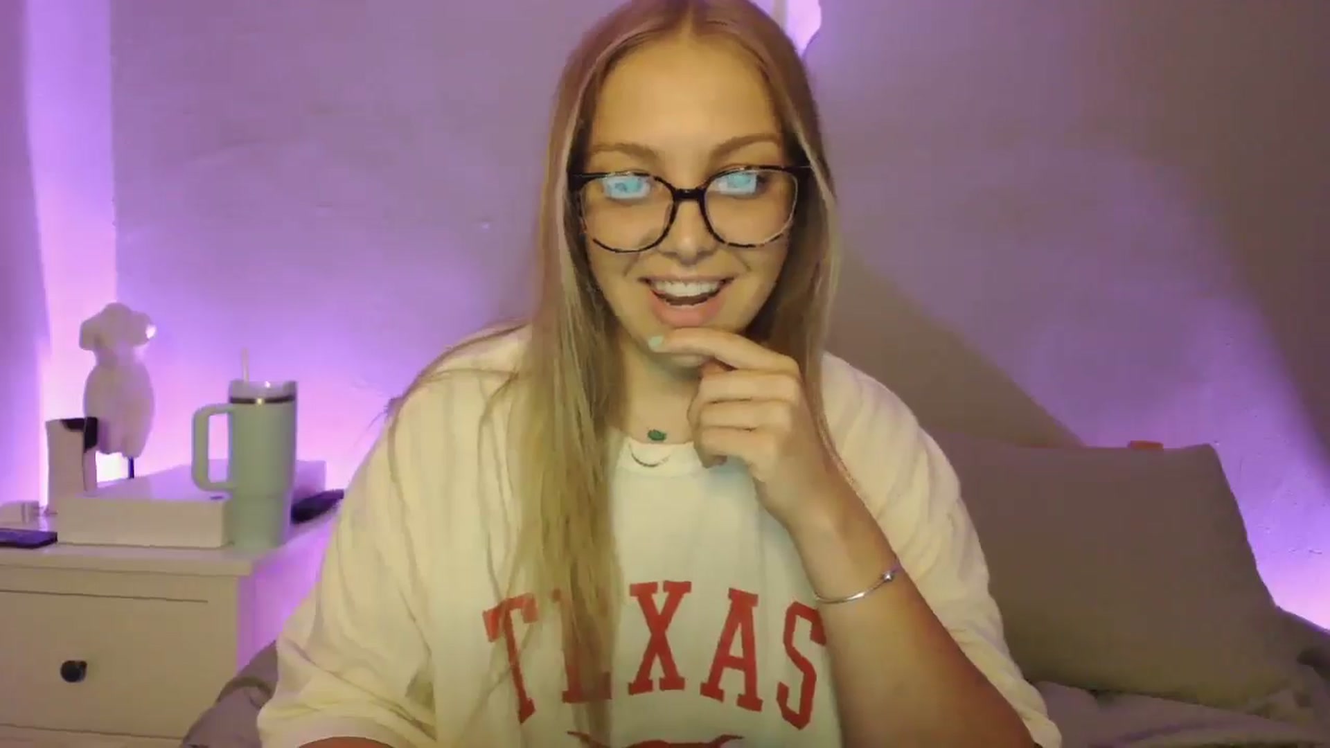 Gallery image thumbnail from Lovelyleah's myfreecams stream on, 07/03/2025, 18:42 image 12 of 20