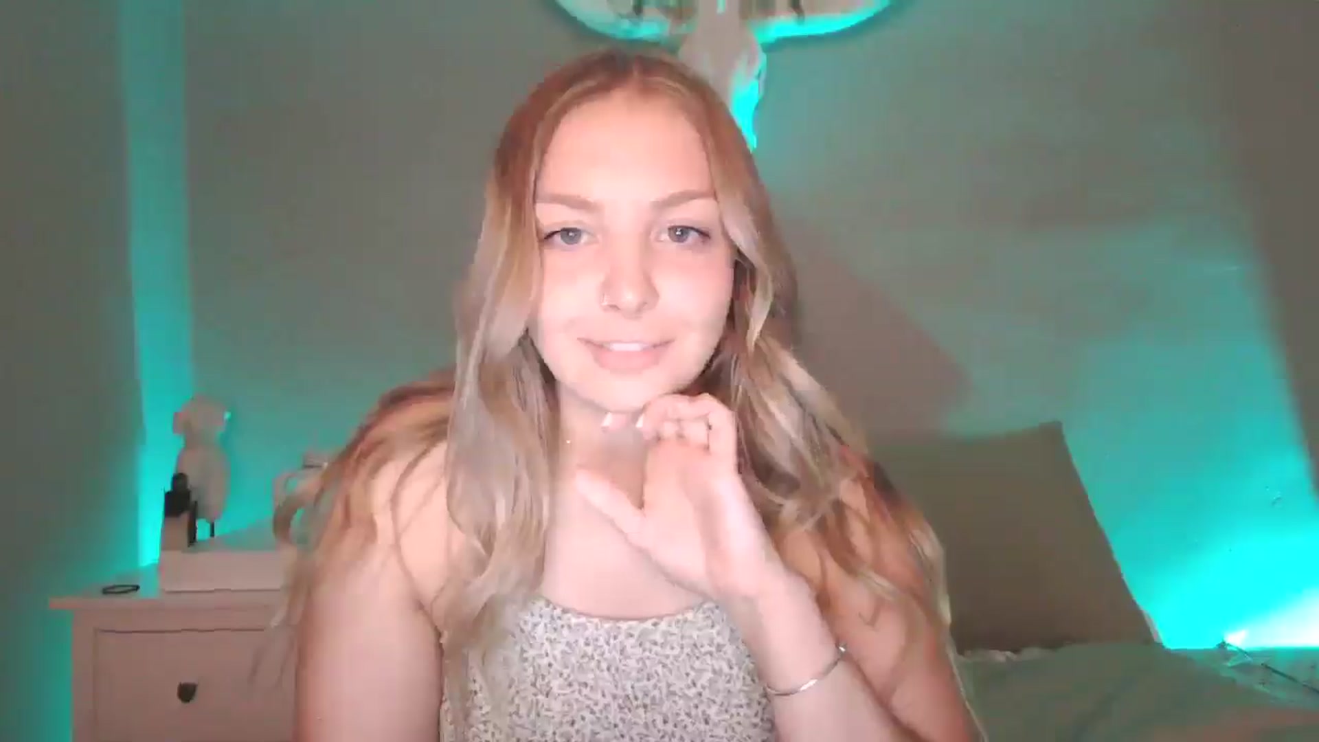 Gallery image thumbnail from Lovelyleah's myfreecams stream on, 07/15/2025, 16:16 image 14 of 20