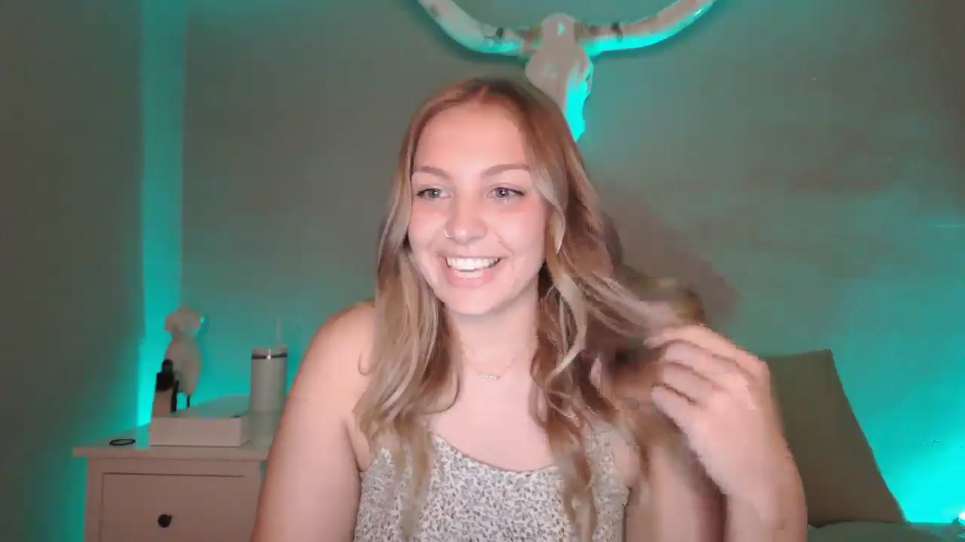 Gallery image thumbnail from Lovelyleah's myfreecams stream on, 07/15/2025, 16:44 image 12 of 20