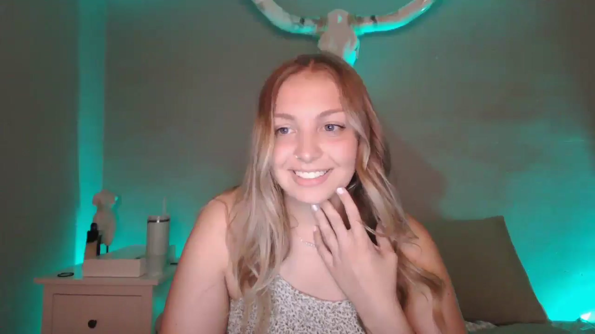 Gallery image thumbnail from Lovelyleah's myfreecams stream on, 07/15/2025, 16:44 image 6 of 20