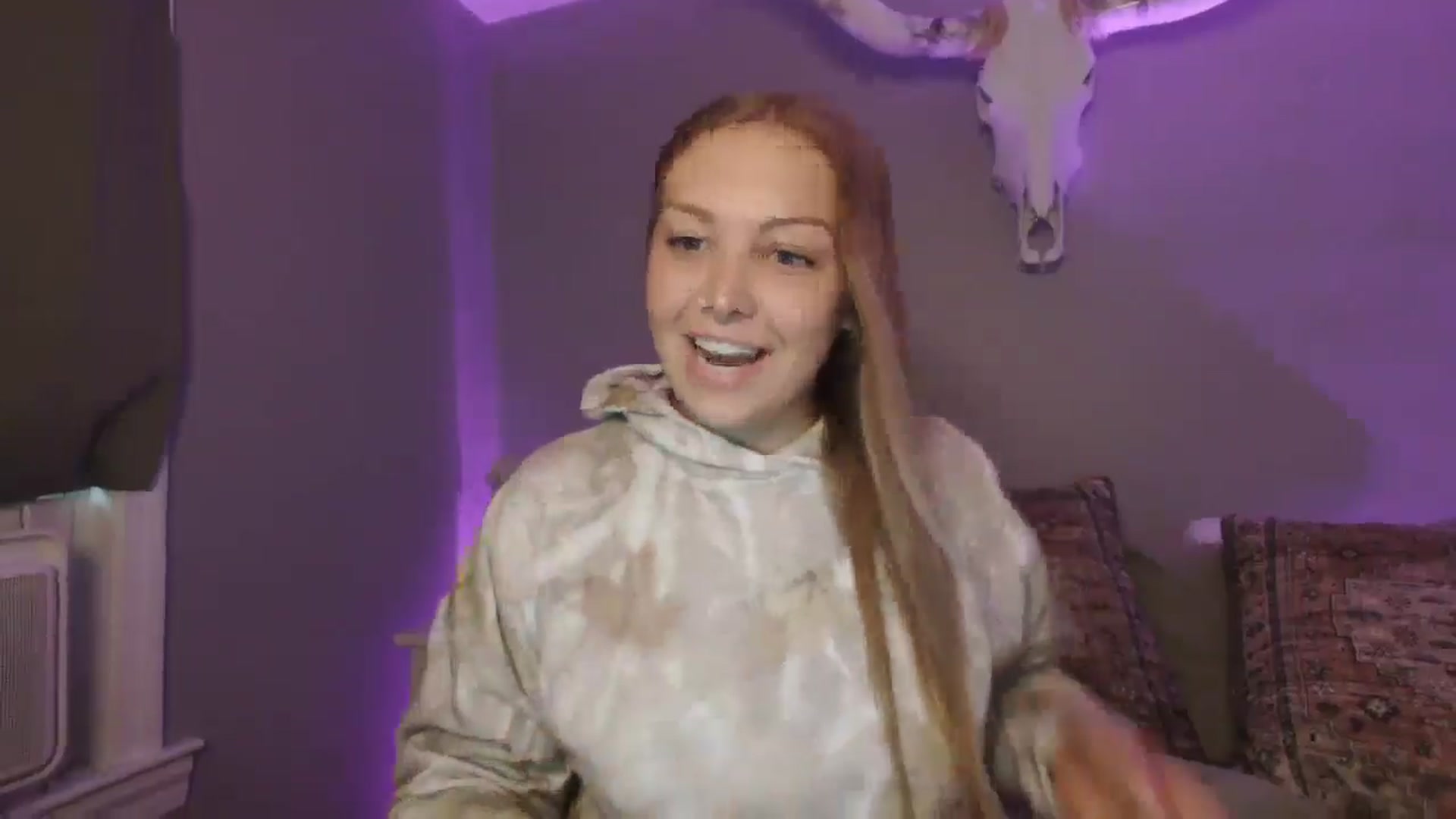 Gallery image thumbnail from Lovelyleah's myfreecams stream on, 07/26/2025, 14:38 image 6 of 20