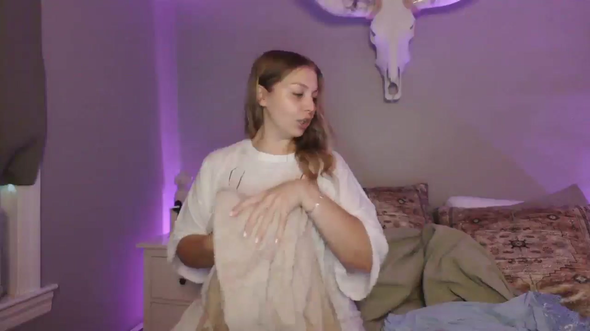 Gallery image thumbnail from Lovelyleah's myfreecams stream on, 07/28/2025, 15:44 image 4 of 20
