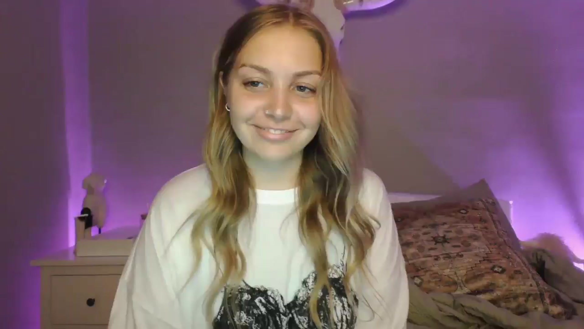 Gallery image thumbnail from Lovelyleah's myfreecams stream on, 07/28/2025, 16:17 image 1 of 20