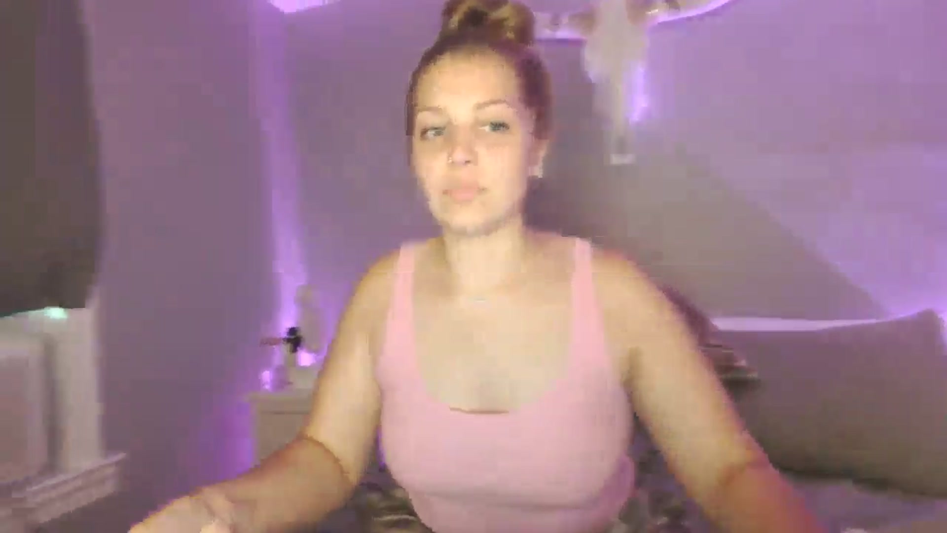 Gallery image thumbnail from Lovelyleah's myfreecams stream on, 08/03/2025, 19:20 image 4 of 20