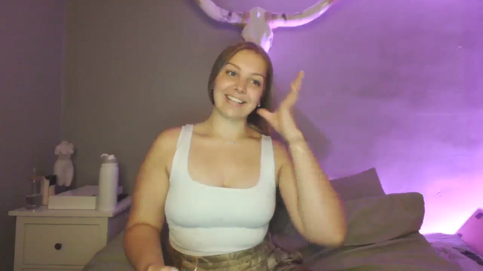 Gallery image thumbnail from Lovelyleah's myfreecams stream on, 08/05/2025, 15:37 image 3 of 20