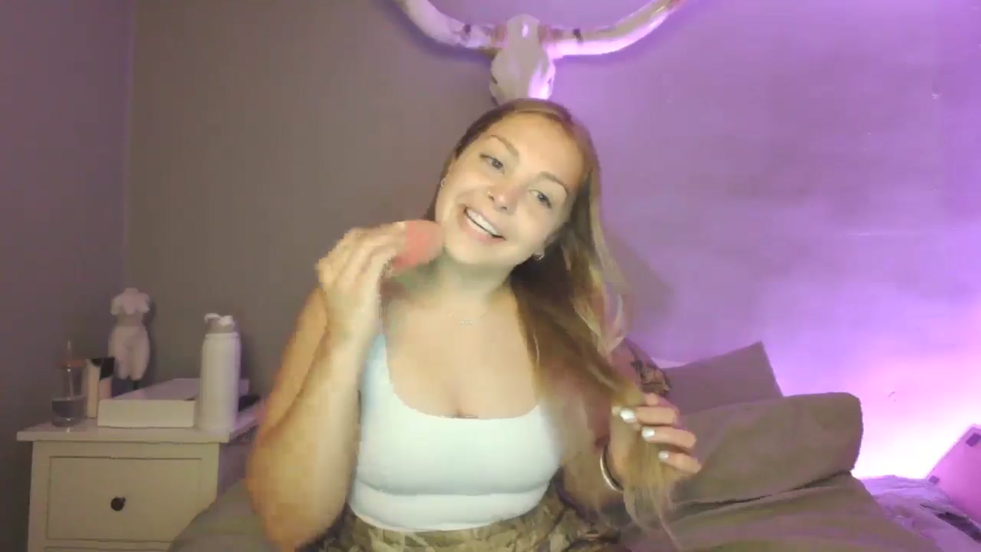 Gallery image thumbnail from Lovelyleah's myfreecams stream on, 08/05/2025, 15:37 image 5 of 20