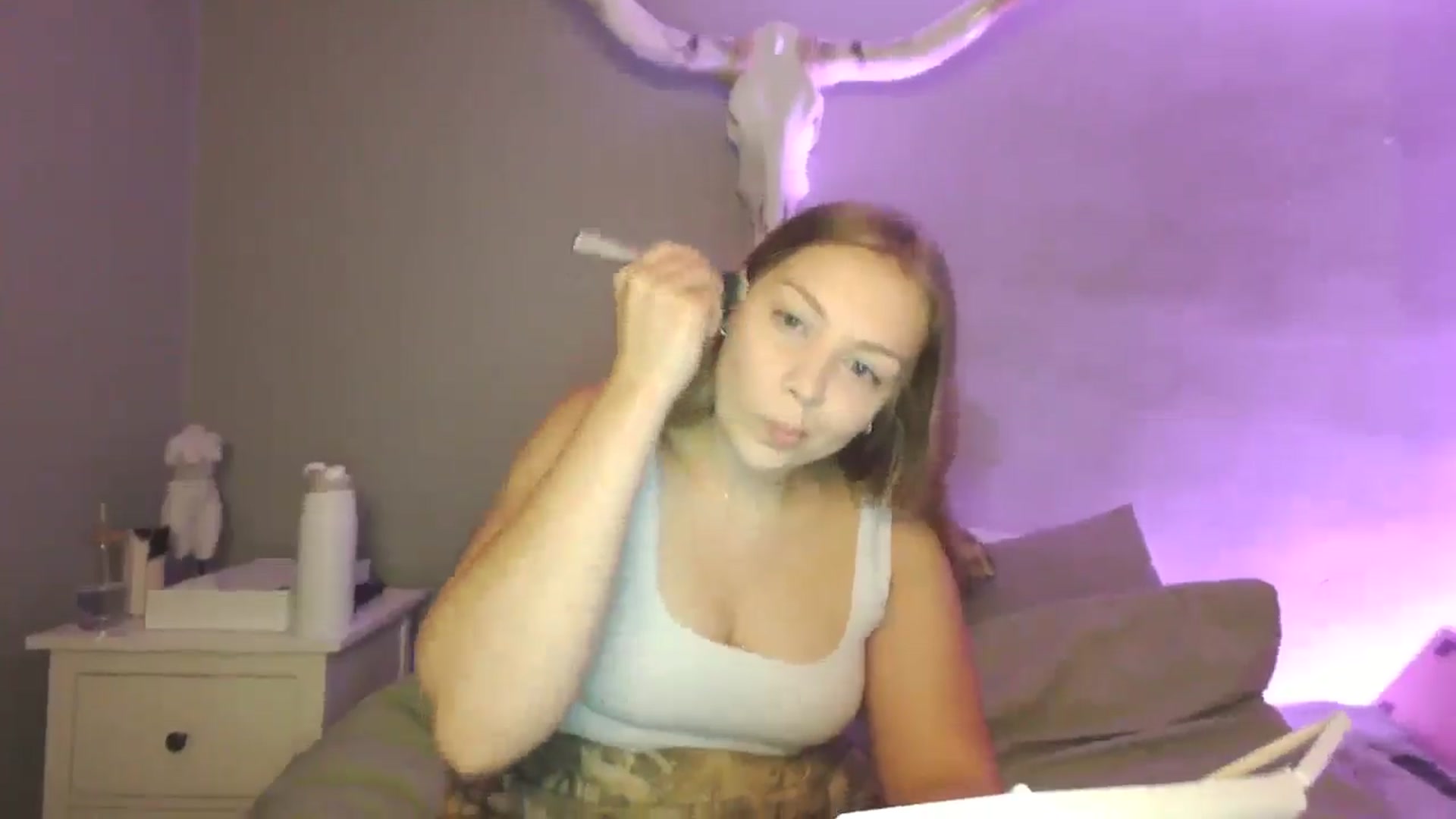 Gallery image thumbnail from Lovelyleah's myfreecams stream on, 08/05/2025, 15:37 image 6 of 20