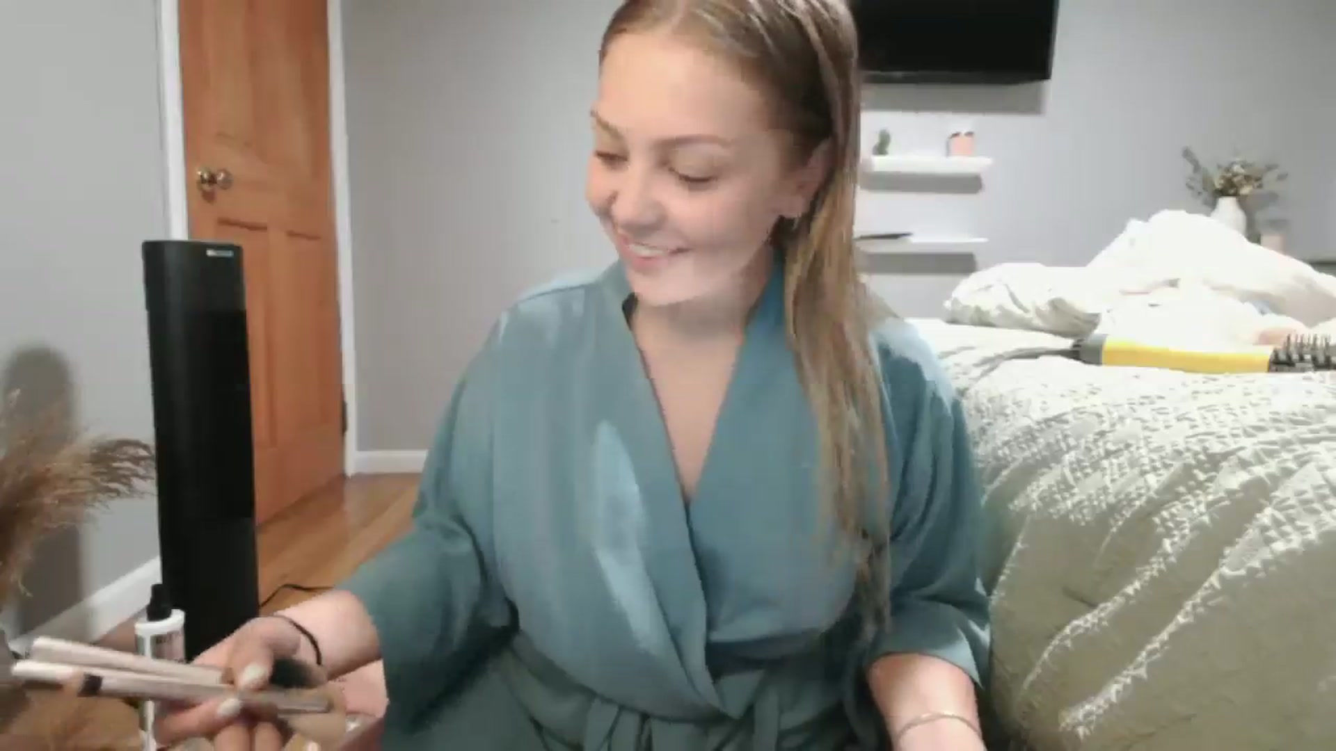 Gallery image thumbnail from Lovelyleah's myfreecams stream on, 08/09/2025, 15:55 image 8 of 20