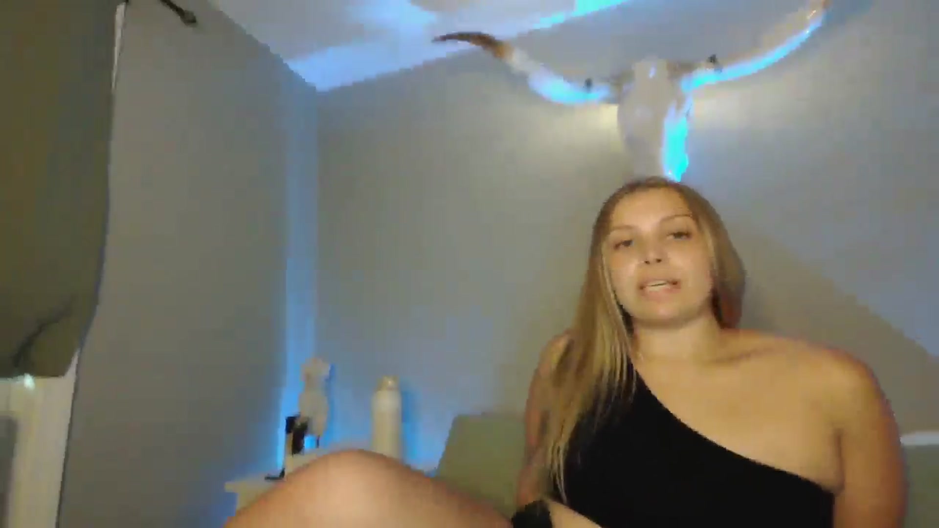 Gallery image thumbnail from Lovelyleah's myfreecams stream on, 08/12/2025, 18:21 image 5 of 20
